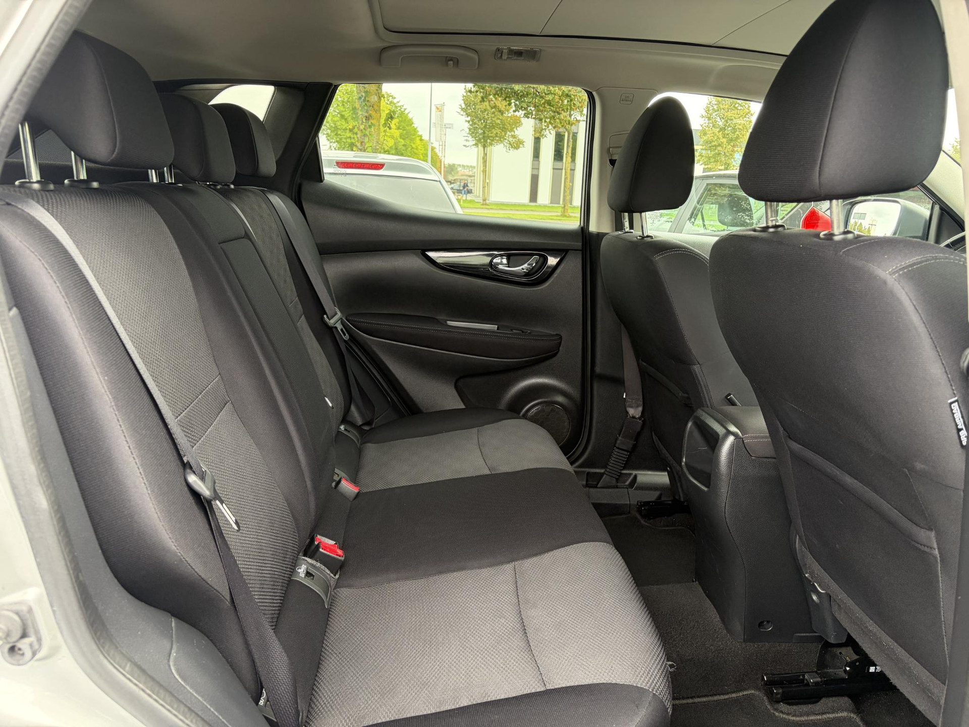 Nissan Qashqai 1.2 N-Connecta ✓Net beurt gehad✓360° Camera✓Navi✓Trekhaak✓Pano✓Pdc V+A✓Keyless✓18'Lm velgen✓Clima✓Cruise✓Rijstrooksensor✓116pk✓6 Bak✓N.A.P✓Apk tot 10-2027