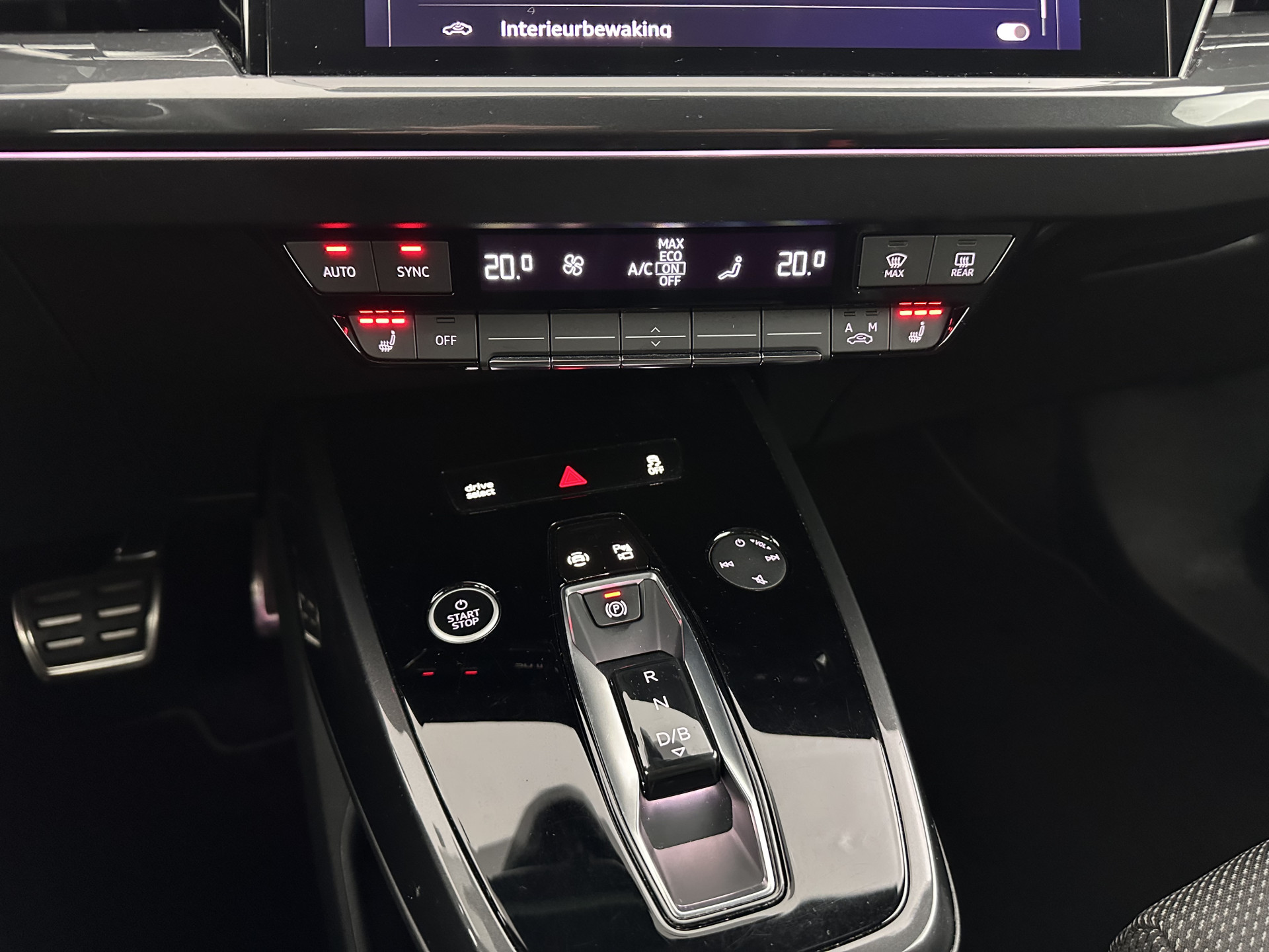 Audi Q4 e-tron 40 S-edition 77 kWh [ 3-Fase-11kW ] {SOH-89%} (INCL-BTW) *HEATPUMP | LEATHER-FABRIC | MATRIX-LED | ADAPTIVE-CRUISE | HEATED-SPORTSEATS | AMBIENTLIGHT | DIGI-COCKPIT | CAMERA | KEYLESS | DAB+ | NAVI-FULLMAP | TOWBAR | PRIVACYGLASS | 20"AL