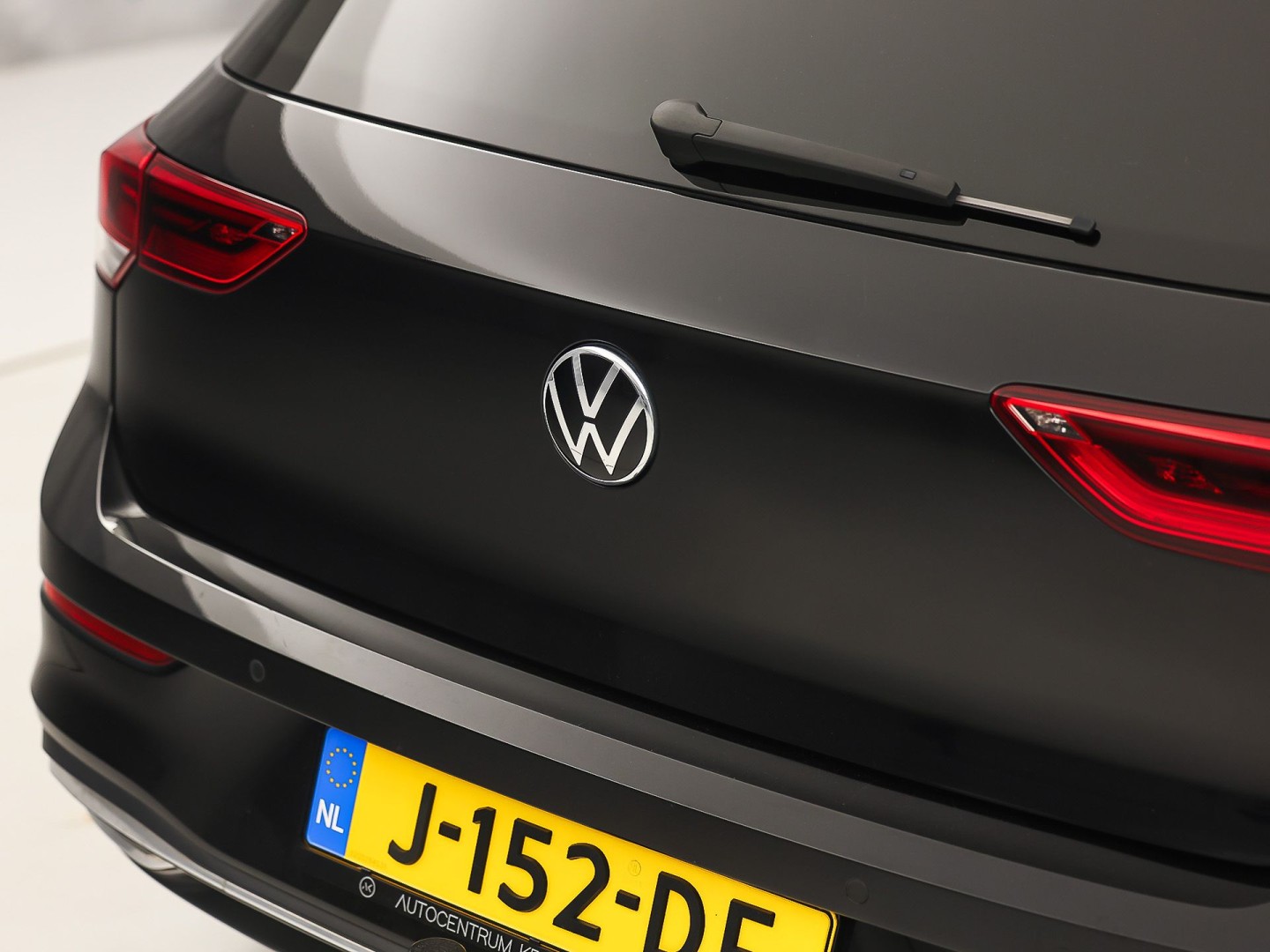 Volkswagen Golf 1.5 TSI Sport (PANORAMADAK, BLACK PACK, APPLE CARPLAY, GROOT NAVI, CAMERA, MEMORY SEAT, STOELVERWARMING, ALCANTARA, GETINT GLAS, TREKHAAK, NIEUWSTAAT)