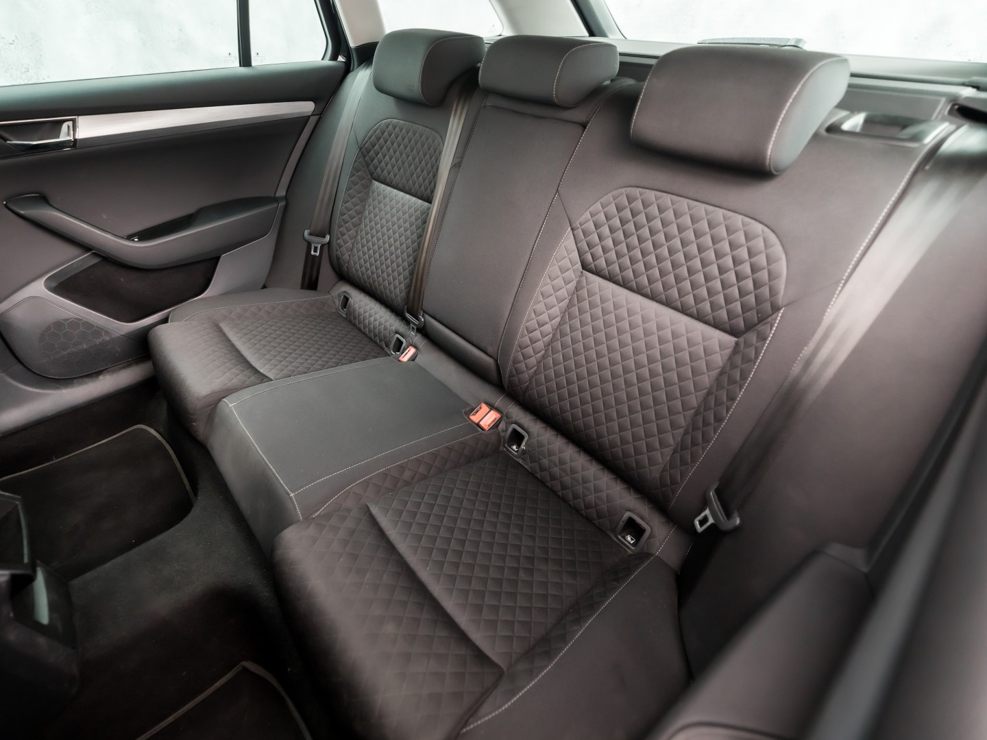Škoda Superb Combi 1.4 TSI iV Business Sport 218Pk Automaat (VIRTUAL COCKPIT, APPLE CARPLAY, GROOT NAVI, CAMERA, STOELVERWARMING, SPORTSTOELEN, KEYLESS, ADAPTIVE CRUISE, GETINT GLAS, NIEUWSTAAT)