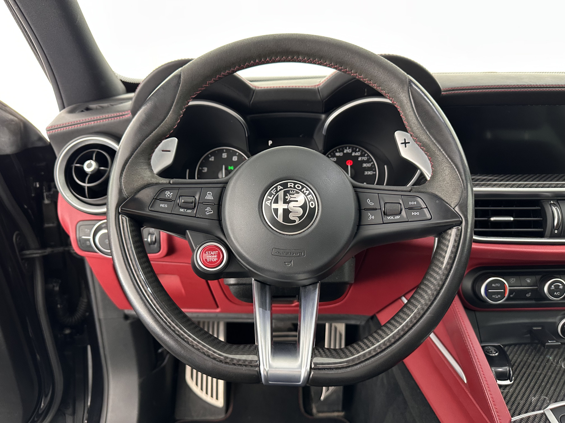 Alfa Romeo Stelvio 2.9 V6 AWD Quadrifoglio (INCL-BTW) Aut. *PANO | LEATHER-ALCANTARA | XENON | ADAPTIVE-CRUISE | BLIND-SPOT | HARMAN/KARDON | MEMORY-PACK | HEATED-SPORTSEATS | DAB+ | KEYLESS | CARPLAY | NAVI-FULLMAP | CARBON-INLAY |..