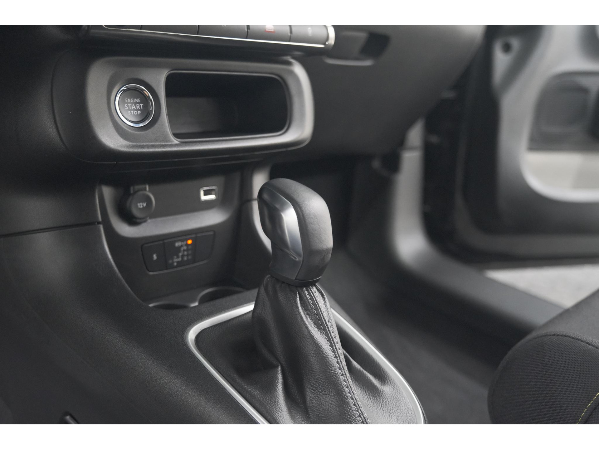 Citroen C3 PureTech 110 EAT6 Max | Apple Carplay | Parkeersensoren | Climate Control | 16 Inch Lichtmetalen Velgen