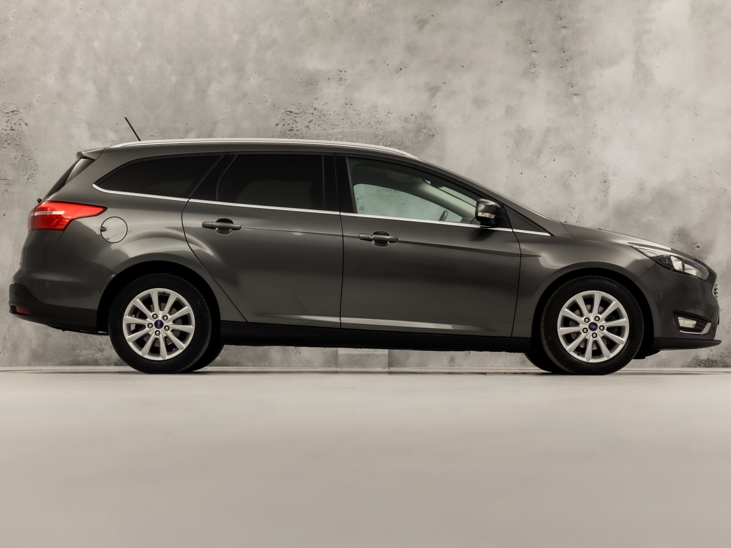 Ford Focus Wagon 1.0 Titanium Sport (APPLE CARPLAY, NAVIGATIE, CLIMATE, GETINT GLAS, SPORTSTOELEN, KEYLESS, PARKEERSENSOREN, NIEUWE APK, NIEUWSTAAT)