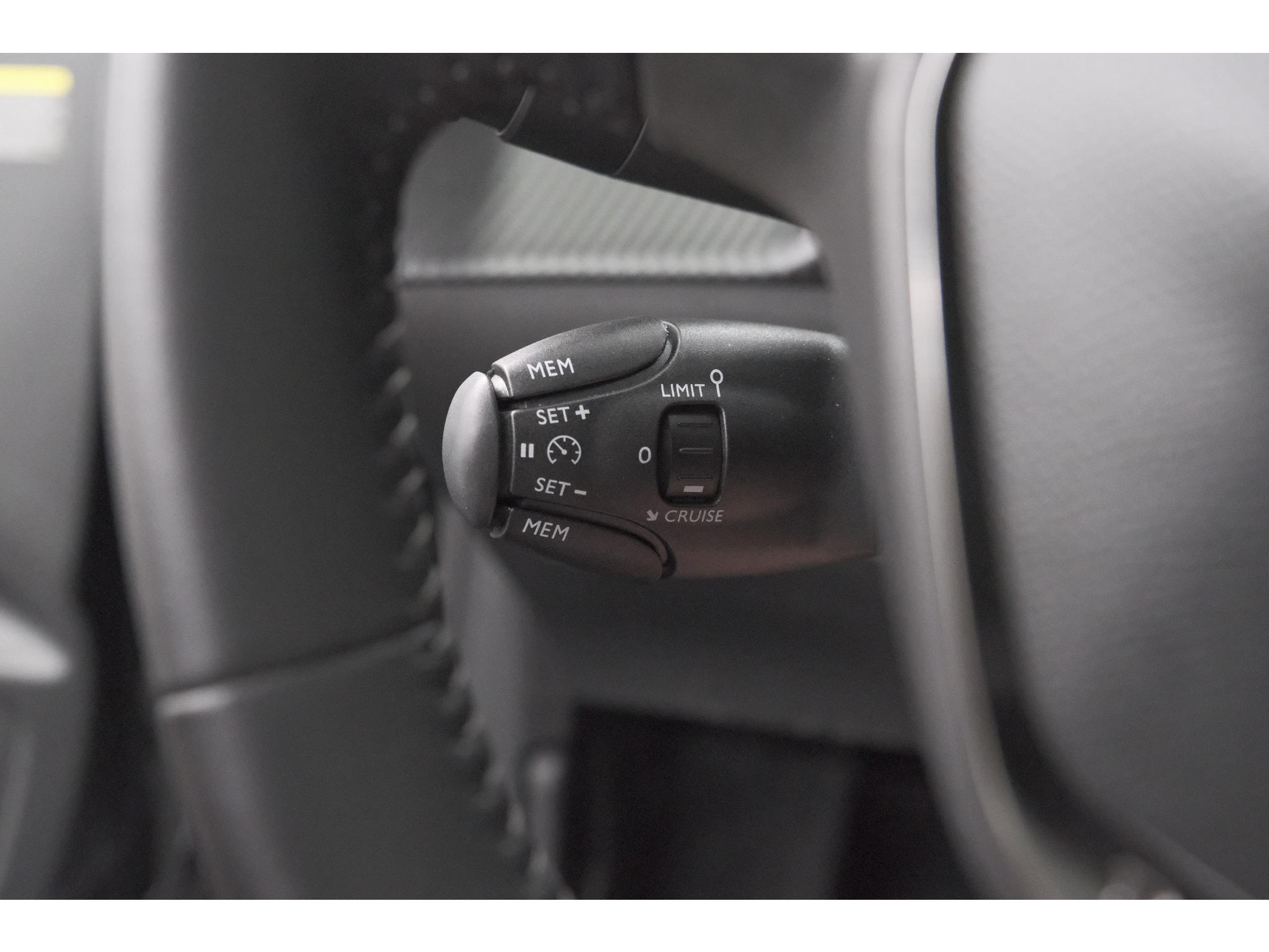 Peugeot e-208 EV Allure 50 kWh | 98,9% SOH | Camera | Navigatie | Parkeersensoren | Stoelverwarming