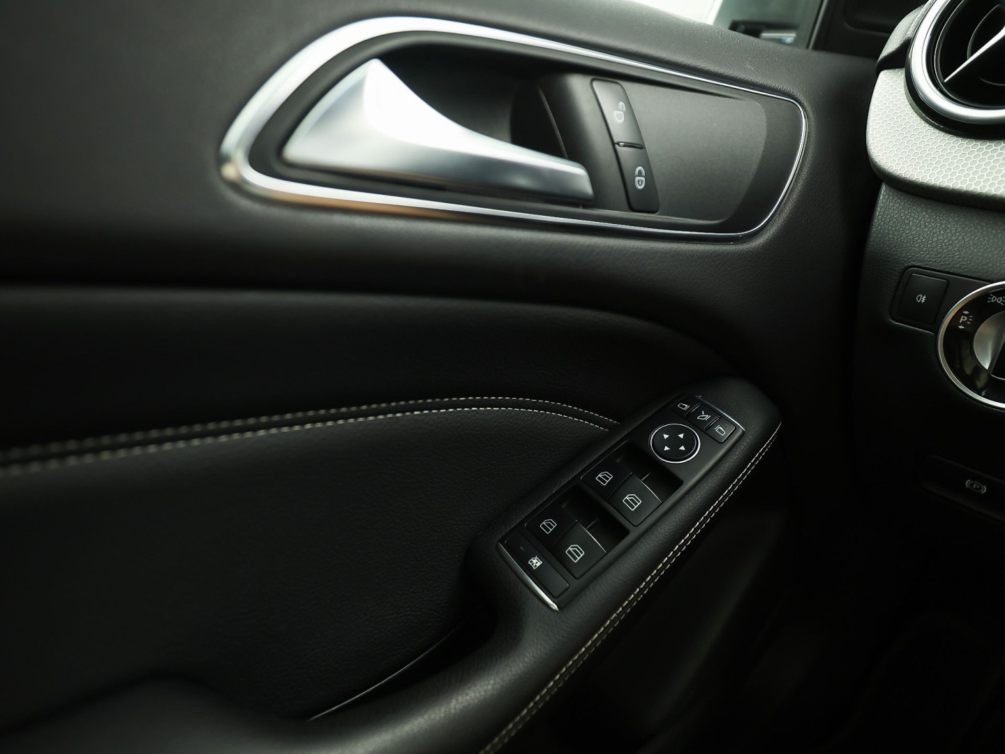 Mercedes-Benz B-Klasse 180 Sport Automaat (PANORAMADAK, GROOT NAVI, CLIMATE, SPORTSTOELEN, LEDER, XENON, CRUISE, NIEUWE APK, NIEUWSTAAT)