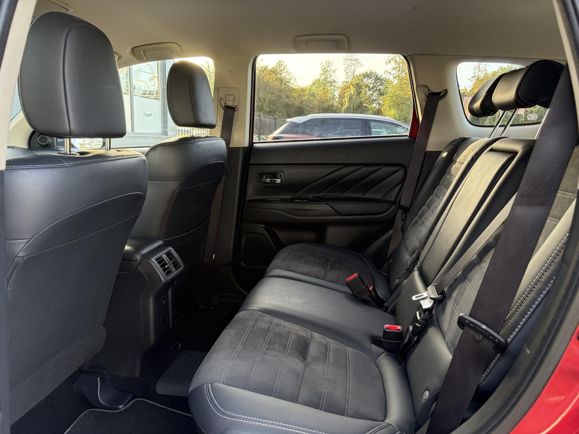 Mitsubishi Outlander 2.4 PHEV Intense ✓1e Eigenaar✓Trakhaak✓SOH 67%✓Carplay✓Camera✓Alcantara-Leder✓Stoelverw-Stoelverkoeling✓Clima✓Cruise✓Pdc V+A✓Keyless✓Net beurt gehad✓18" Lmv✓N.A.P✓Apk tot 10-2027