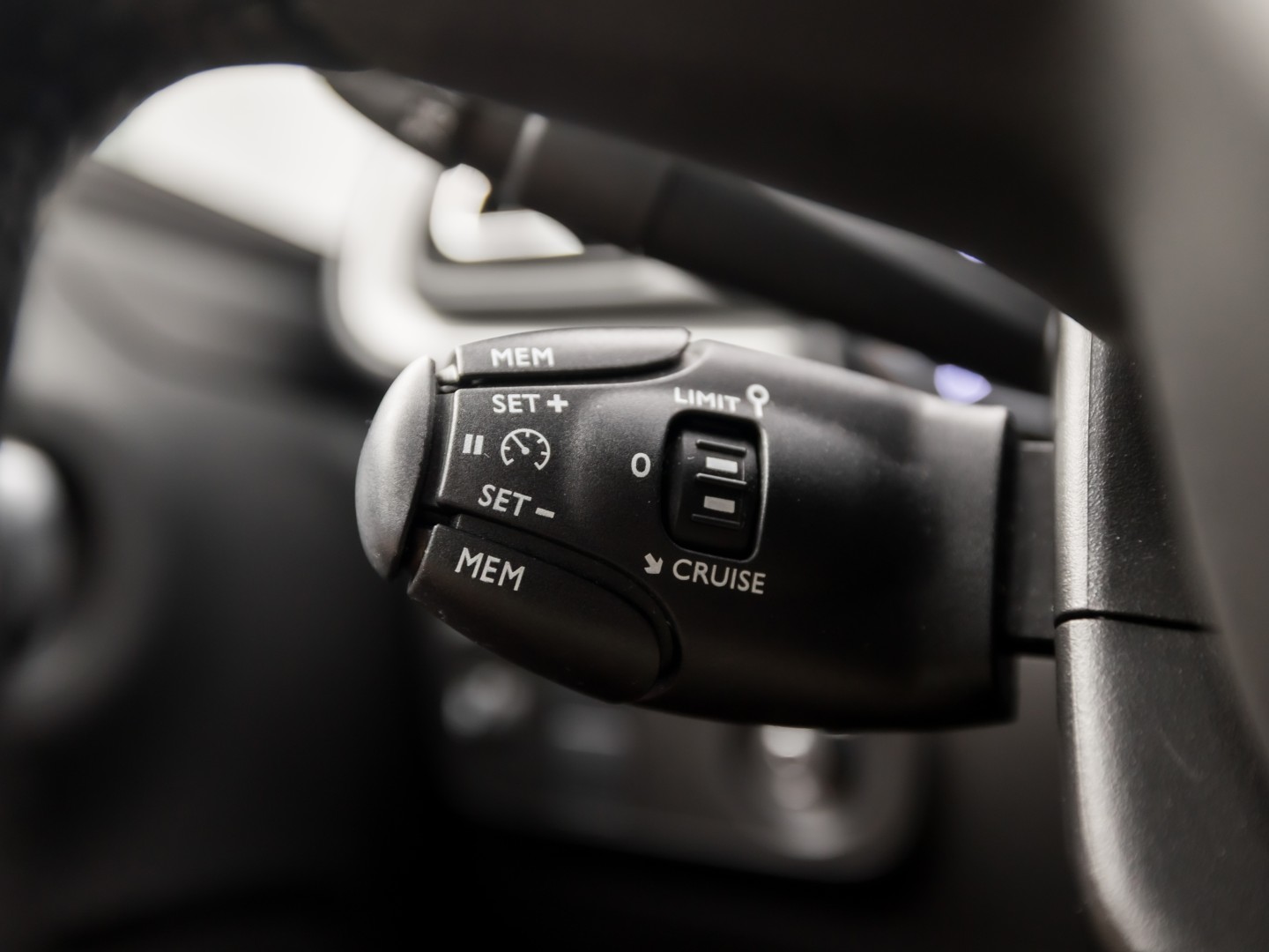 Citroën C3 1.2 PureTech Shine Sport Automaat (APPLE CARPLAY, GROOT NAVI, CAMERA, LEDER, STOELVERWARMING, SPORTSTOELEN, GETINT GLAS, CRUISE, NIEUWSTAAT)