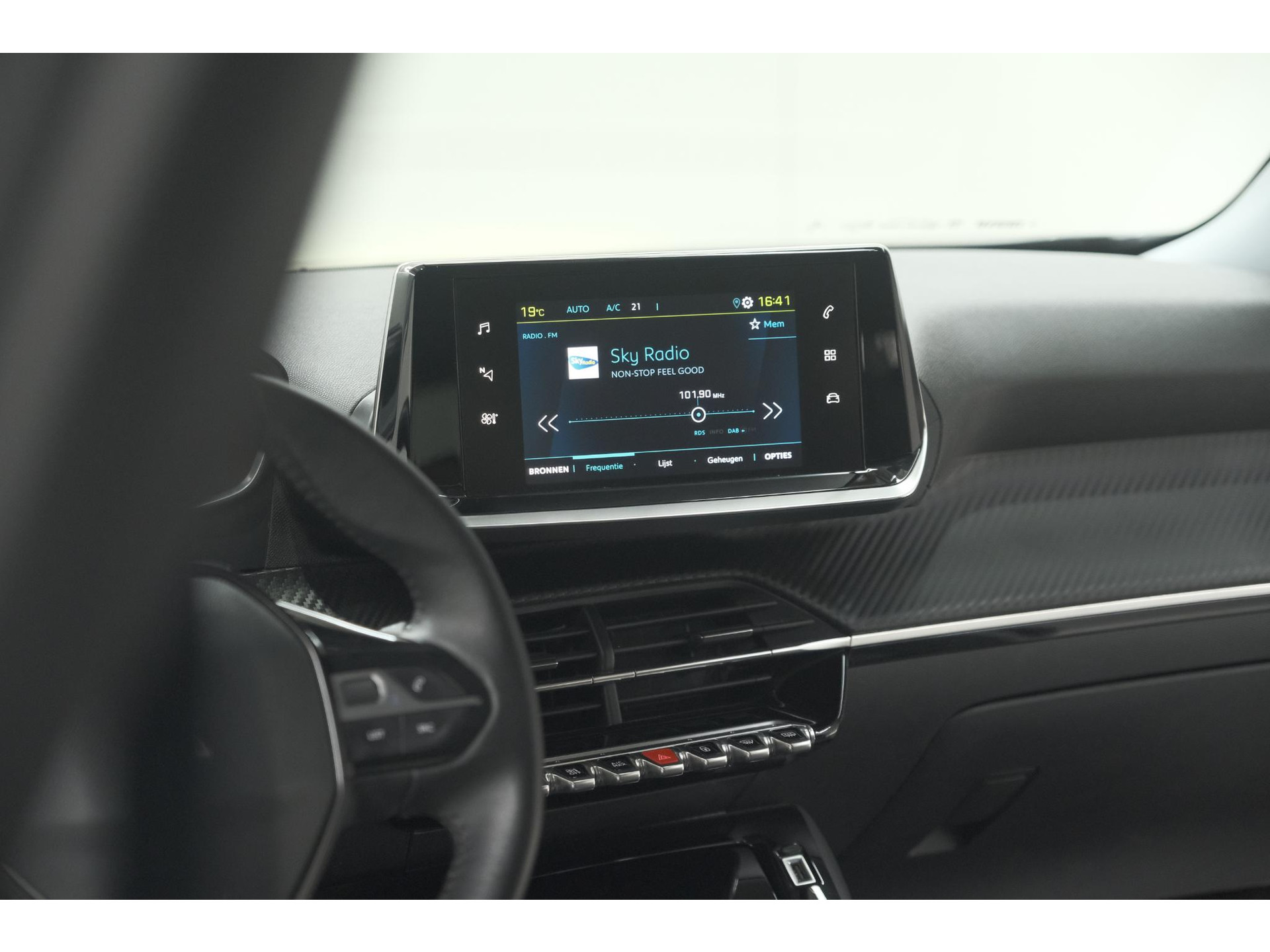 Peugeot e-2008 EV Allure 50 kWh | SOH=96.7 % | 3 Fase Laadfunctie | Camera | Navigatie | Parkeersensoren | Apple Carplay