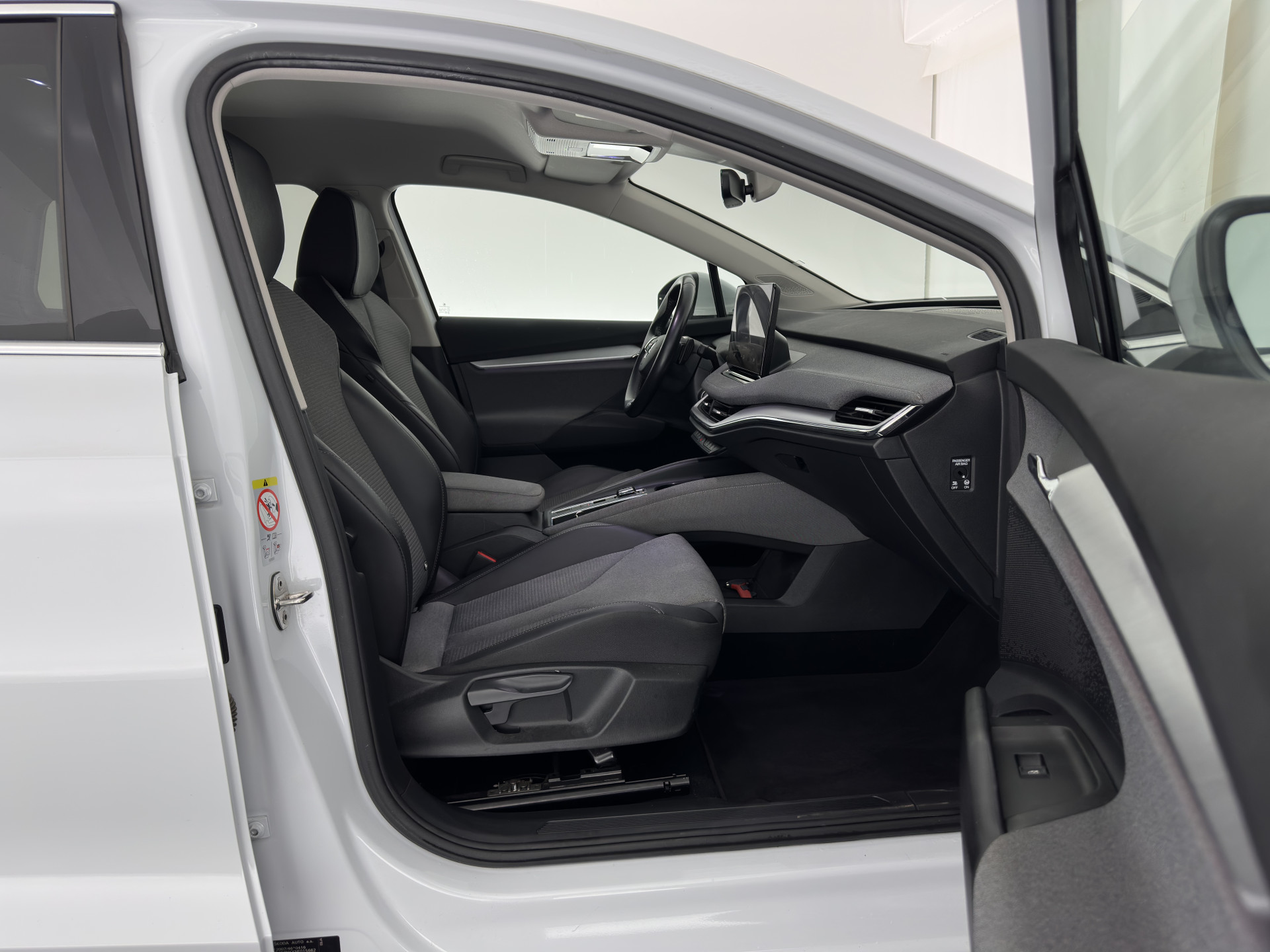 ŠKODA Enyaq iV 80 {SOH-90%} [ 3-Fase ] (INCL-BTW) *LEATHER-FABRIC | FULL-LED | DIGI-COCKPIT | CAMERA | KEYLESS | NAVI-FULLMAP | AMBIENT-LIGHT | ECC | HEATED-COMFORTSEATS | DAB+ | PDC | CRUISE | CARPLAY | TOWBAR | 19"ALU*