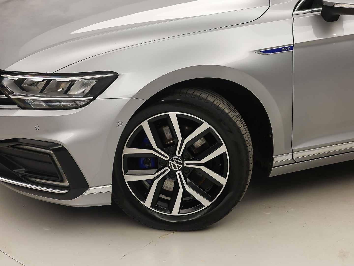 Volkswagen Passat Variant 1.4 TSI PHEV GTE 218Pk Automaat (APPLE CARPLAY, SOH 88,9%, GROOT NAVI, CAMERA, TREKHAAK, KEYLESS, SPORTSTOELEN, STOELVERWARMING, GETINT GLAS, NIEUWSTAAT)