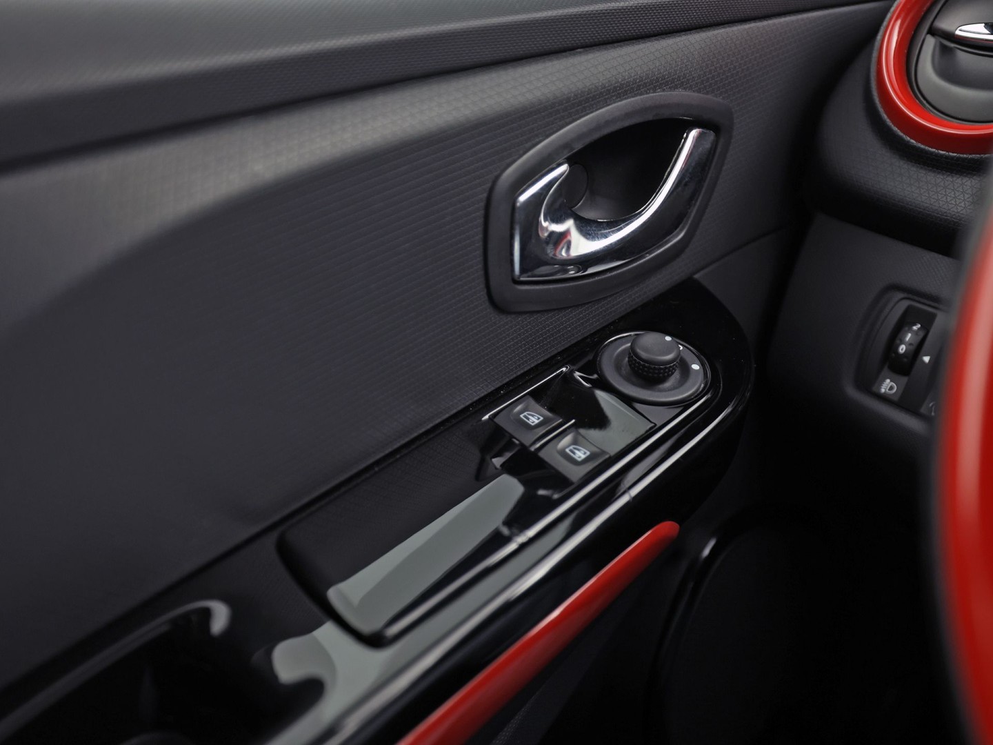 Renault Clio 0.9 TCe Dynamic Sport (NAVIGATIE, CRUISE, LM VELGEN, SPORTSTOELEN, NIEUWE APK, NIEUWSTAAT)