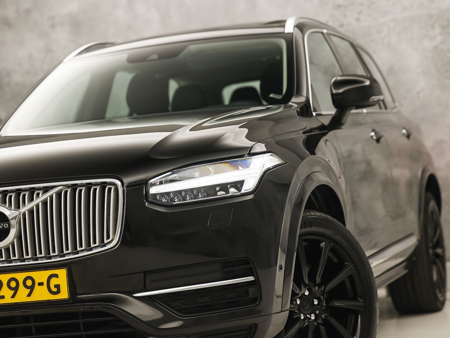 Volvo XC90 2.0 T8 Twin Engine AWD Inscription Automaat 407Pk (PANORAMADAK, APPLE CARPLAY, MEMORY SEATS, STOELVERWARMING/KOELING, CAMERA, GETINT GLAS, LEDER, TREKHAAK, NIEUWE APK)