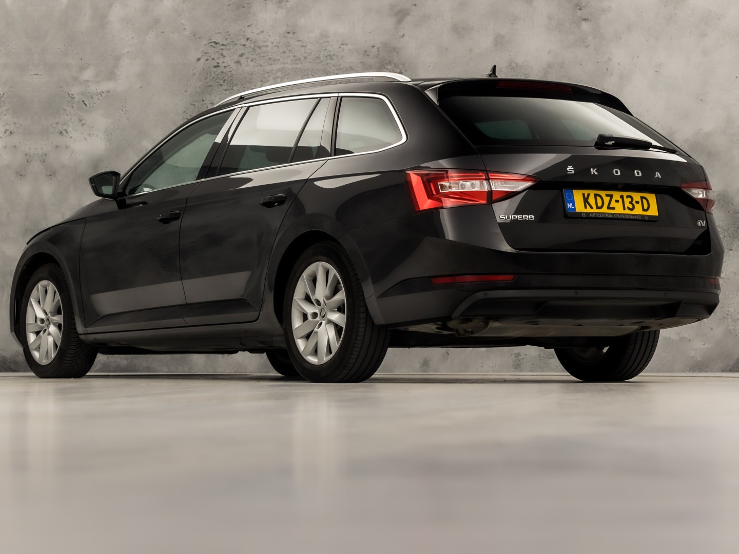Škoda Superb Combi 1.4 TSI iV Business Sport 218Pk Automaat (VIRTUAL COCKPIT, APPLE CARPLAY, GROOT NAVI, CAMERA, STOELVERWARMING, SPORTSTOELEN, KEYLESS, ADAPTIVE CRUISE, GETINT GLAS, NIEUWSTAAT)