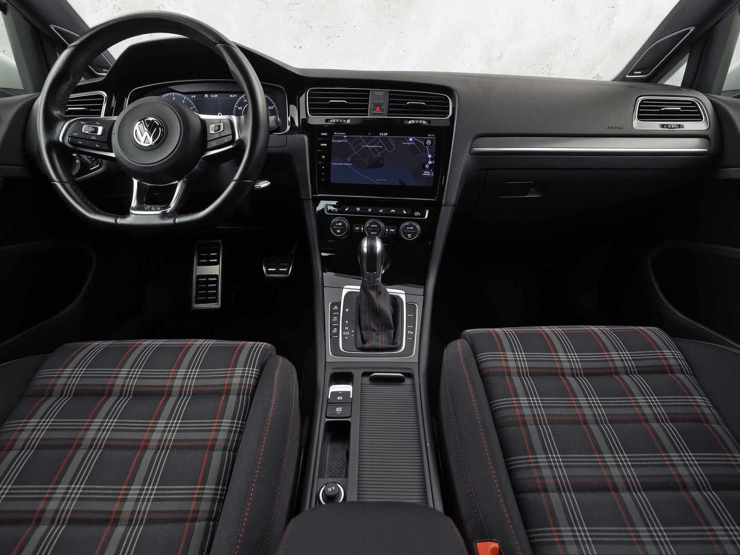 Volkswagen Golf 2.0 TSI GTI Performance 245Pk Automaat (VIRTUAL COCKPIT, APPLE CARPLAY, GROOT NAVI, MODE KNOP, DYNAUDIO, CAMERA, STOELVERWARMING, ADAPTIVE CRUISE, DODEHOEK DETECTOR, NIEUWSTAAT)