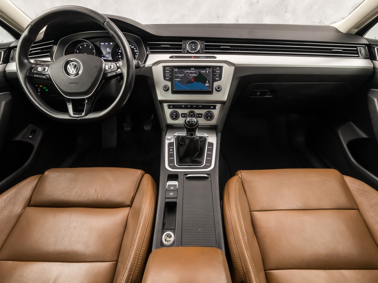 Volkswagen Passat Variant 1.4 TSI Sport (NAVIGATIE, CLIMATE, BRUIN LEDER, KEYLESS, PARKEERSENSOREN, SPORTSTOELEN, CRUISE, NIEUWE APK, NIEUWSTAAT)