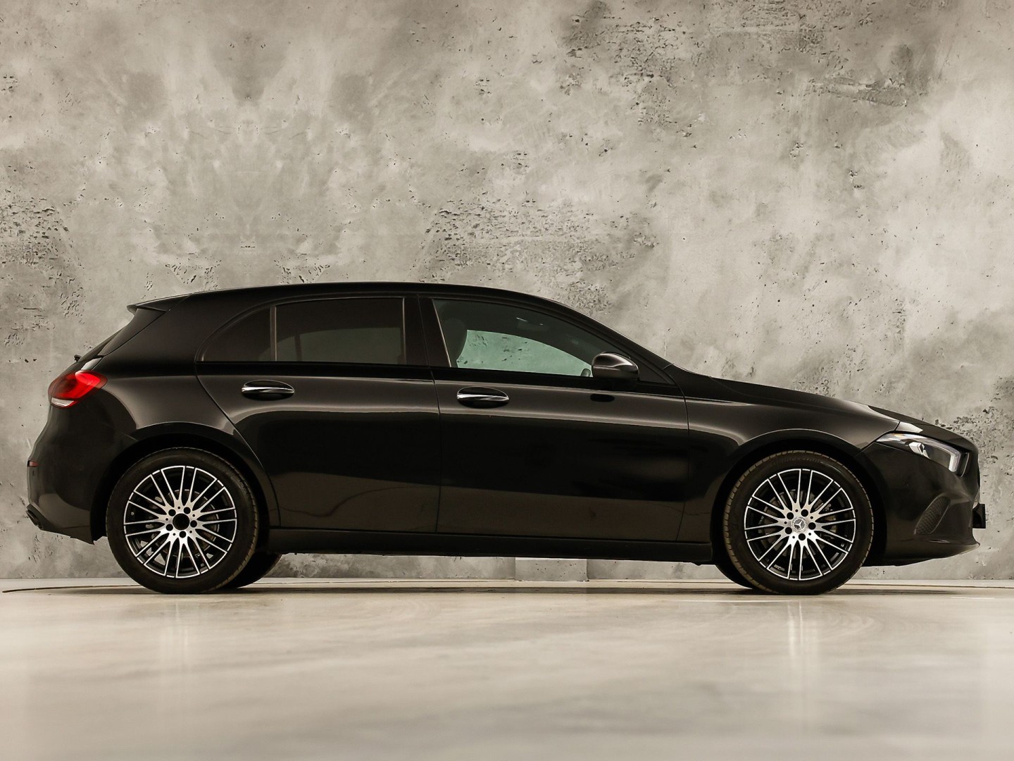 Mercedes-Benz A-Klasse 200 AMG Sport 163Pk Automaat (PANORAMADAK, APPLE CARPLAY, GROOT NAVI, SFEERVERLICHTING, CAMERA, SPORTSTOELEN, LEDER, GETINT GLAS, STOELVERWARMING, NIEUWSTAAT)