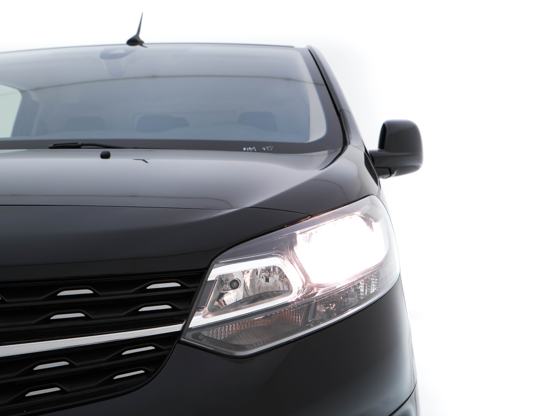 Opel Vivaro-e L2H1 Innovation 50 kWh 3-Pers [ 3-Fase-11kW ] {SOH-93%} Aut. *LEATHER | NAVI-FULLMAP | CAMERA | AIRCO | DAB+ | PDC | CRUISE | CARPLAY*