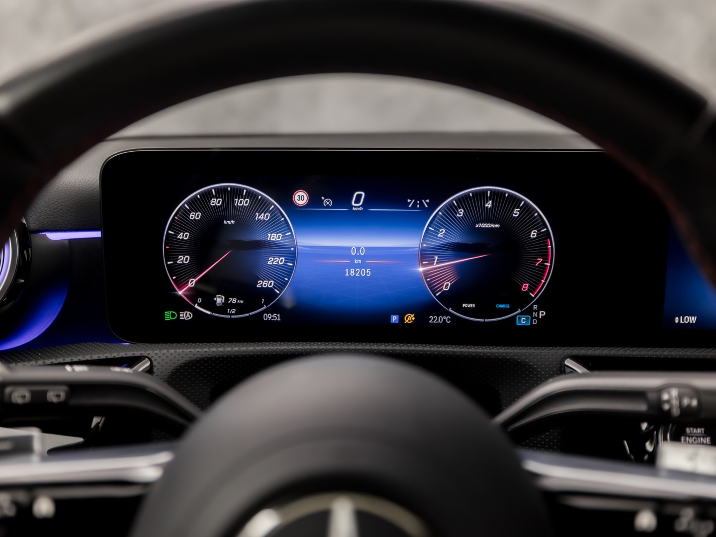 Mercedes-Benz A-Klasse 180 AMG Line Automaat (FABRIEKSGARANTIE, APPLE CARPLAY, GROOT NAVI, SFEERVERLICHTING, CAMERA, KUIPSTOELEN, STOELVERWARMING, GETINT GLAS, NIEUWSTAAT)