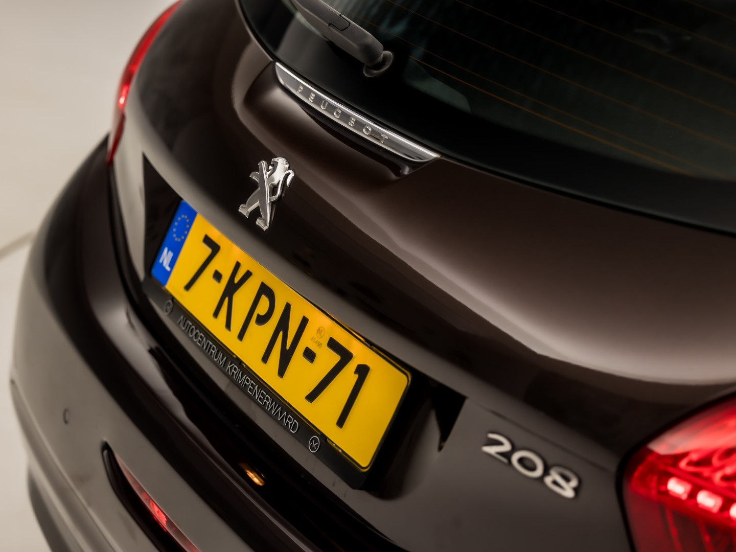 Peugeot 208 1.2 VTi Deluxe Sport (NAVIGATIE, CLIMATE, CRUISE, SPORTSTOELEN, PARKEERSENSOREN, NIEUWSTAAT)