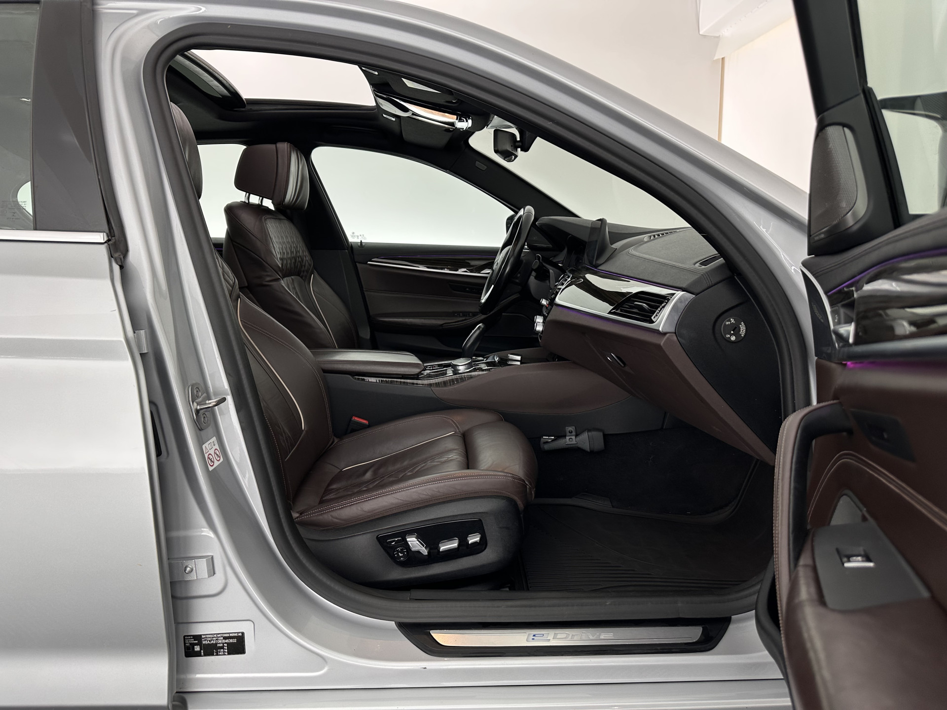 BMW 5-serie 530e iPerformance High Executive (Plug-in) Aut.*PANO | LEATHER | FULL-LED | TOPVIEW | KEYLESS | HARMAN/KARDON | BLINDSPOT | MEMORY-PACK | HEATED-COMFORTSEATS | DIGI-COCKPIT | AMBIENTLIGHT | NAVI-FULLMAP | 20''ALU*