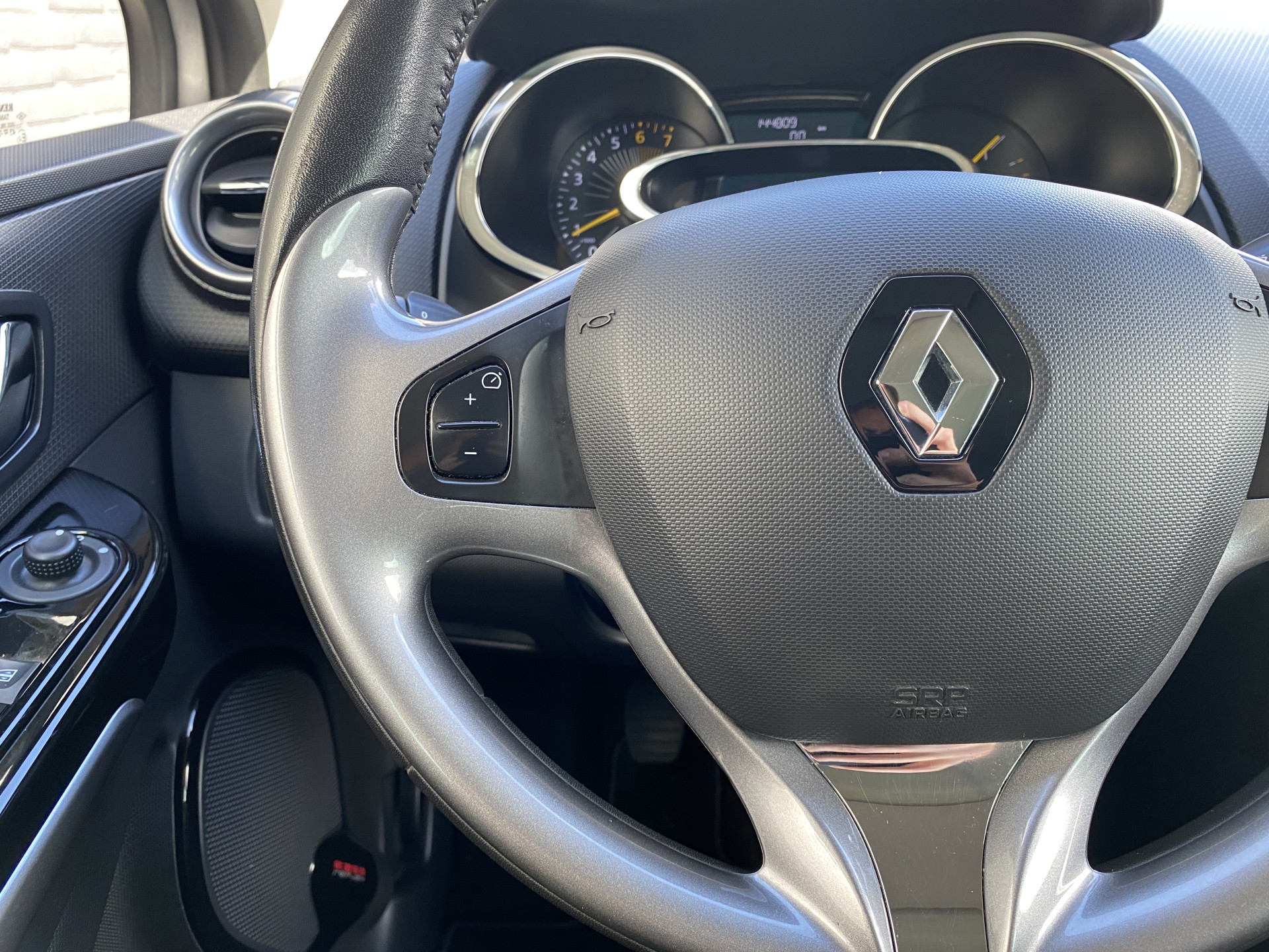 Renault Clio 0.9 TCe ECO Night&Day 90 pk | dealer onderh. | navigatie | cruise control | parkeersensor | privacy glas | airco | NL auto