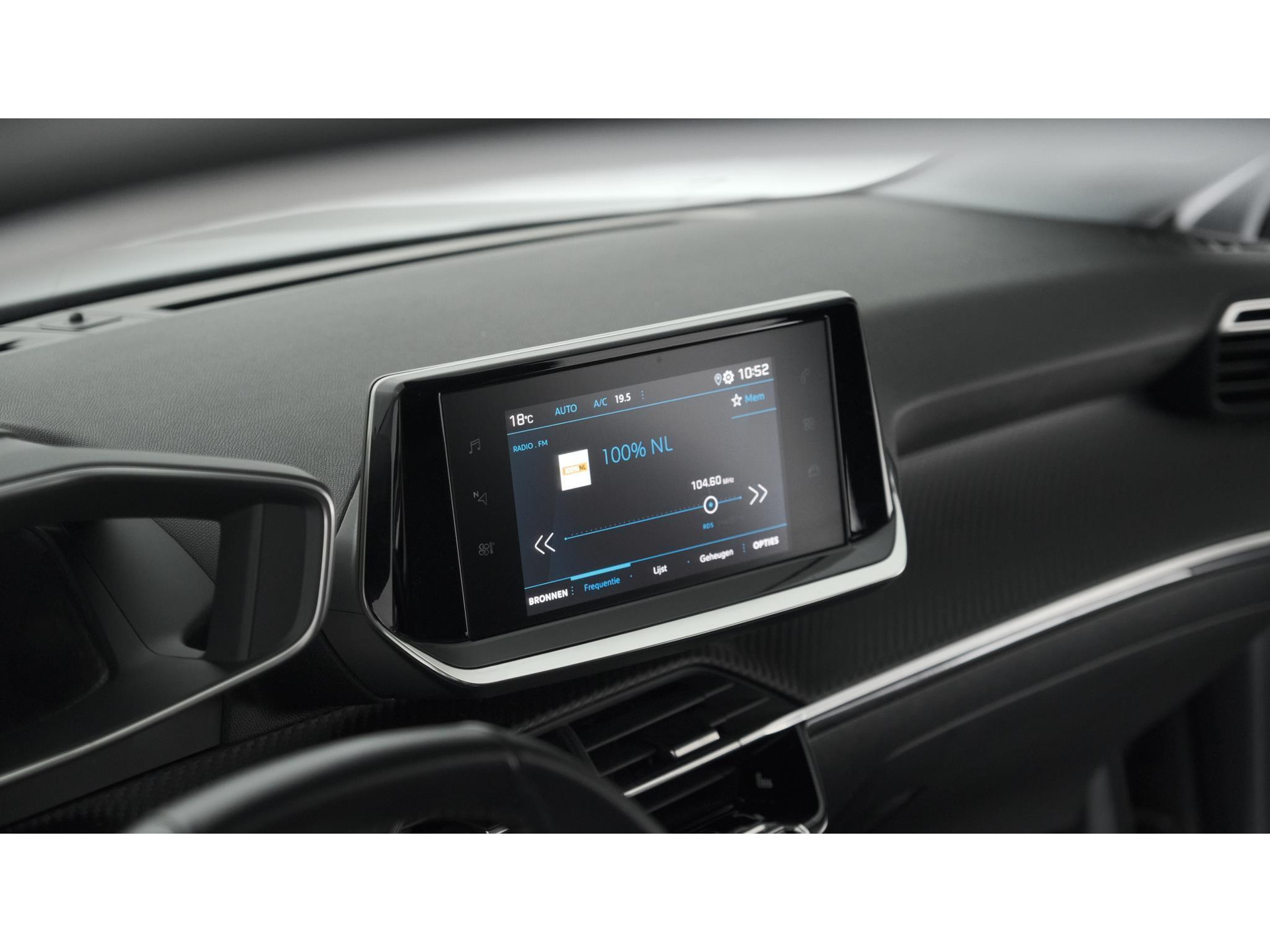 Peugeot 208 PureTech 100 EAT8 Allure | Parkeersensoren | Stoelverwarming | Apple Carplay | Climate Control