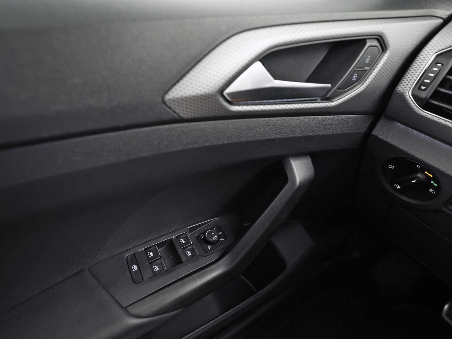 Volkswagen T-Cross 1.0 TSI Life Sport (APPLE CARPLAY, GROOT NAVI, CLIMATE, STOELVERWARMING, SPORTSTOELEN, GETINT GLAS, CRUISE, NIEUWSTAAT)