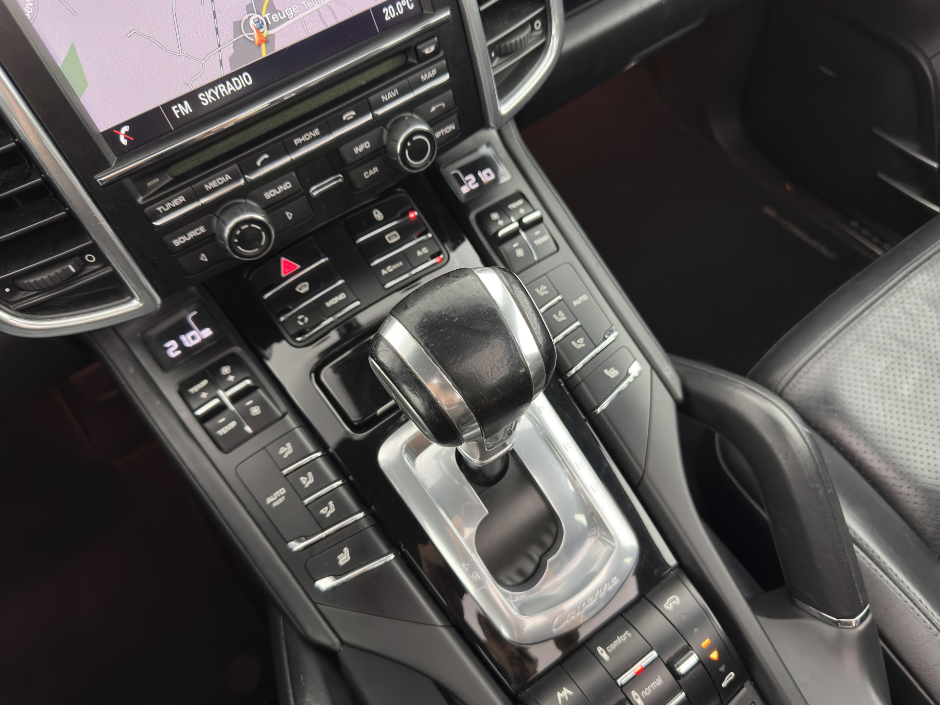 Porsche Cayenne 3.0 D Aut. *PANO | LEATHER | XENON-PLUS | SPORT-CHRONO | HEATED-COMFORTSEATS | BOSE-SOUND | MEMORY-PACK |  AIR-SUSPENSION | NAVI-FULLMAP | TOWBAR | LANE-ASSIST | SHIFT-PADDLES | 18''ALU*