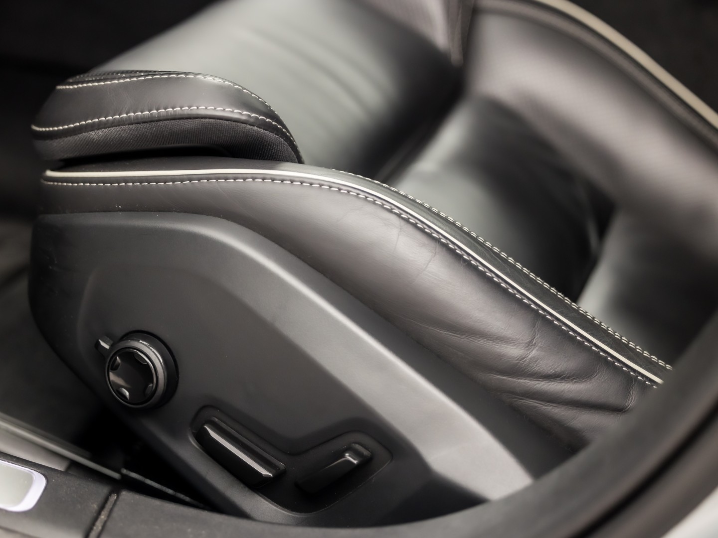 Volvo V90 2.0 T6 Plug-in hybrid AWD Ultimate Dark 350Pk Automaat (PANORAMADAK, HARMAN/KARDON, LUCHTVERING, MEMORY SEATS, 360 CAMERA, HEAD-UP DISPLAY, STUUR/STOELVERWARMING, ZWART HEMEL, NIEUWSTAAT)