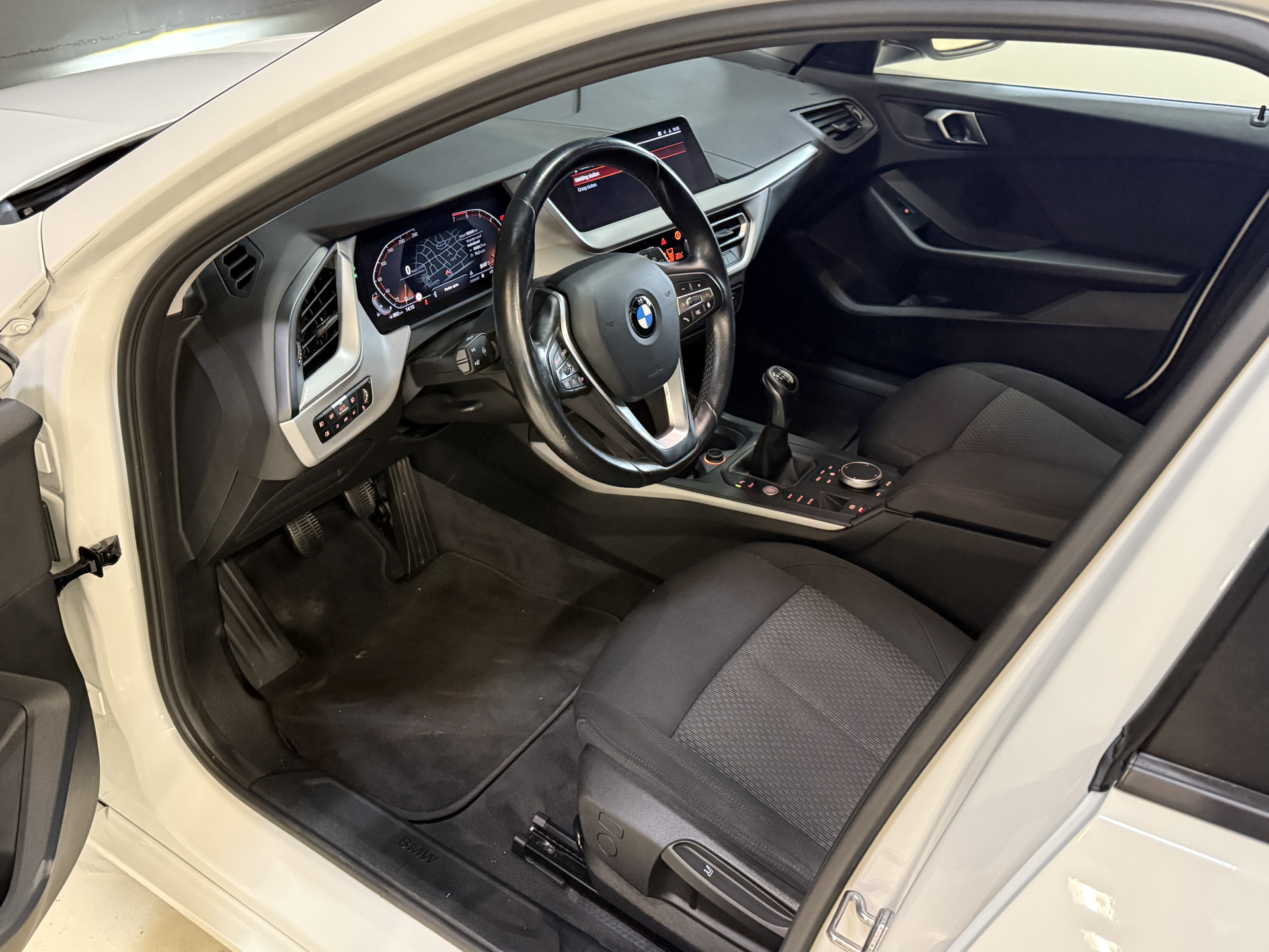 BMW 1-serie 116i Business Edition | Zwarte grill | Apple Carplay | DAB+ | PDC V+A