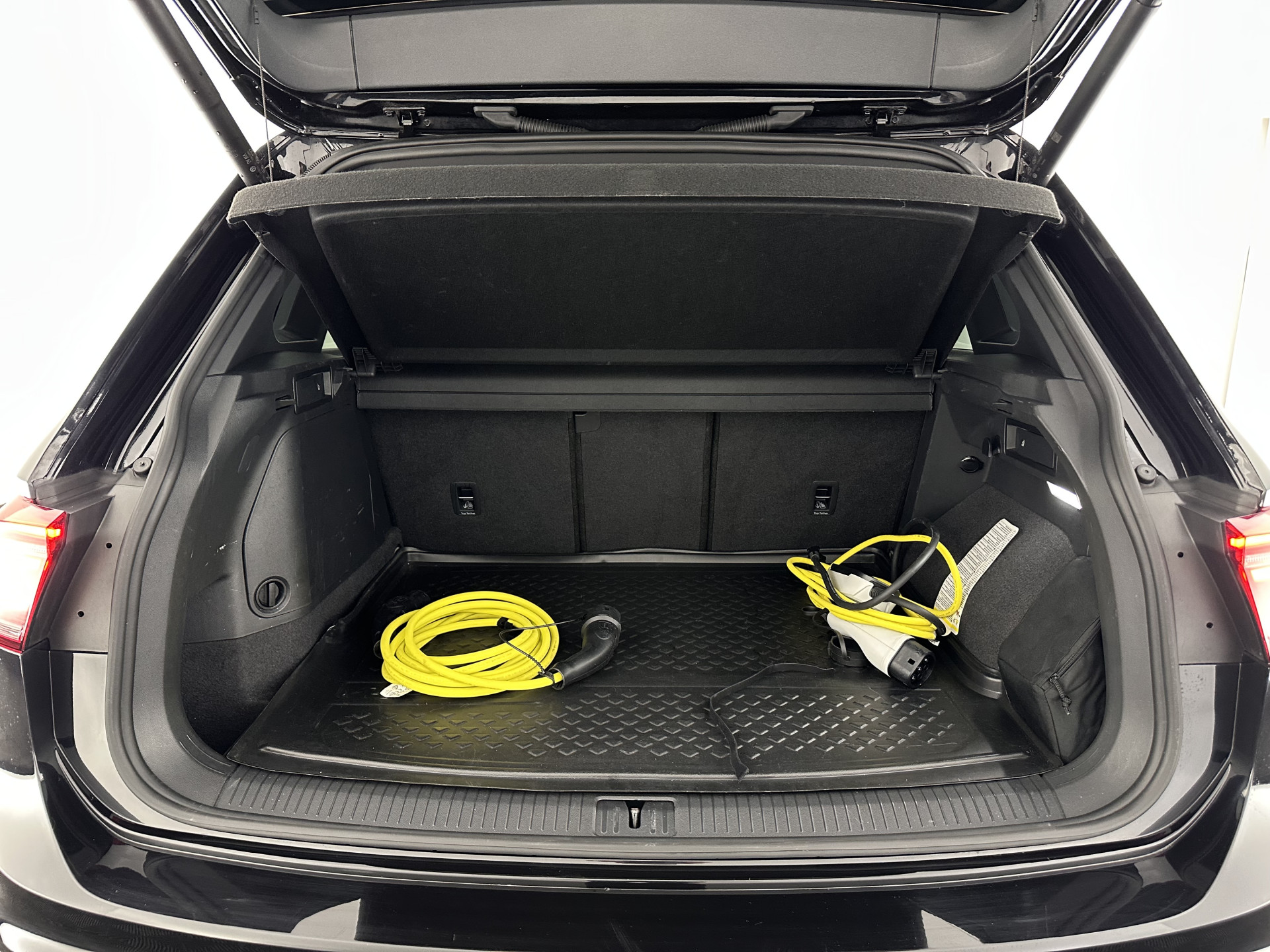 Volkswagen Tiguan 1.4 TSI Black-Style R-Line Business eHybrid ( Plug-in ) (INCL-BTW) *HEAD-UP | FULL-LED | ADAPTIVE-CRUISE | TOPVIEW | KEYLESS | DIGI-COCKPIT | HEATED-COMFORTSEATS | NAVI-FULLMAP | DAB+ | PRIVACYGLASS | ECC | CARPLAY | PDC | 20''ALU