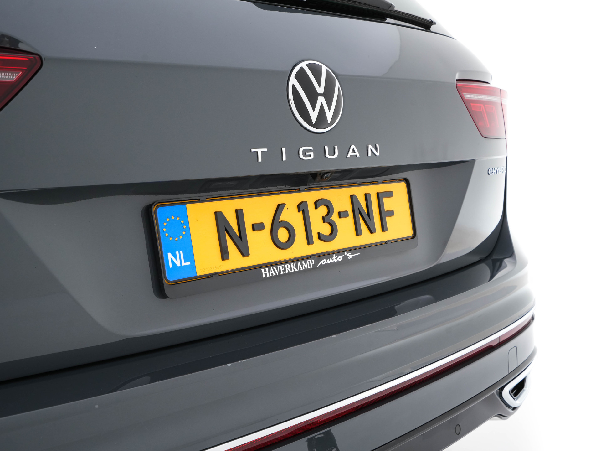 Volkswagen Tiguan 1.4 TSI R-Line Business+ (Plug-in) (INCL-BTW) Aut. *PANO | FULL-LED | ADAPTIVE-CRUISE | DIGI-COCKPIT | HEATED-COMFORTSEATS | NAV-FULLMAP | DAB+ | TOWBAR | PRIVACY-GLASS | ECC | PDC | 19''ALU