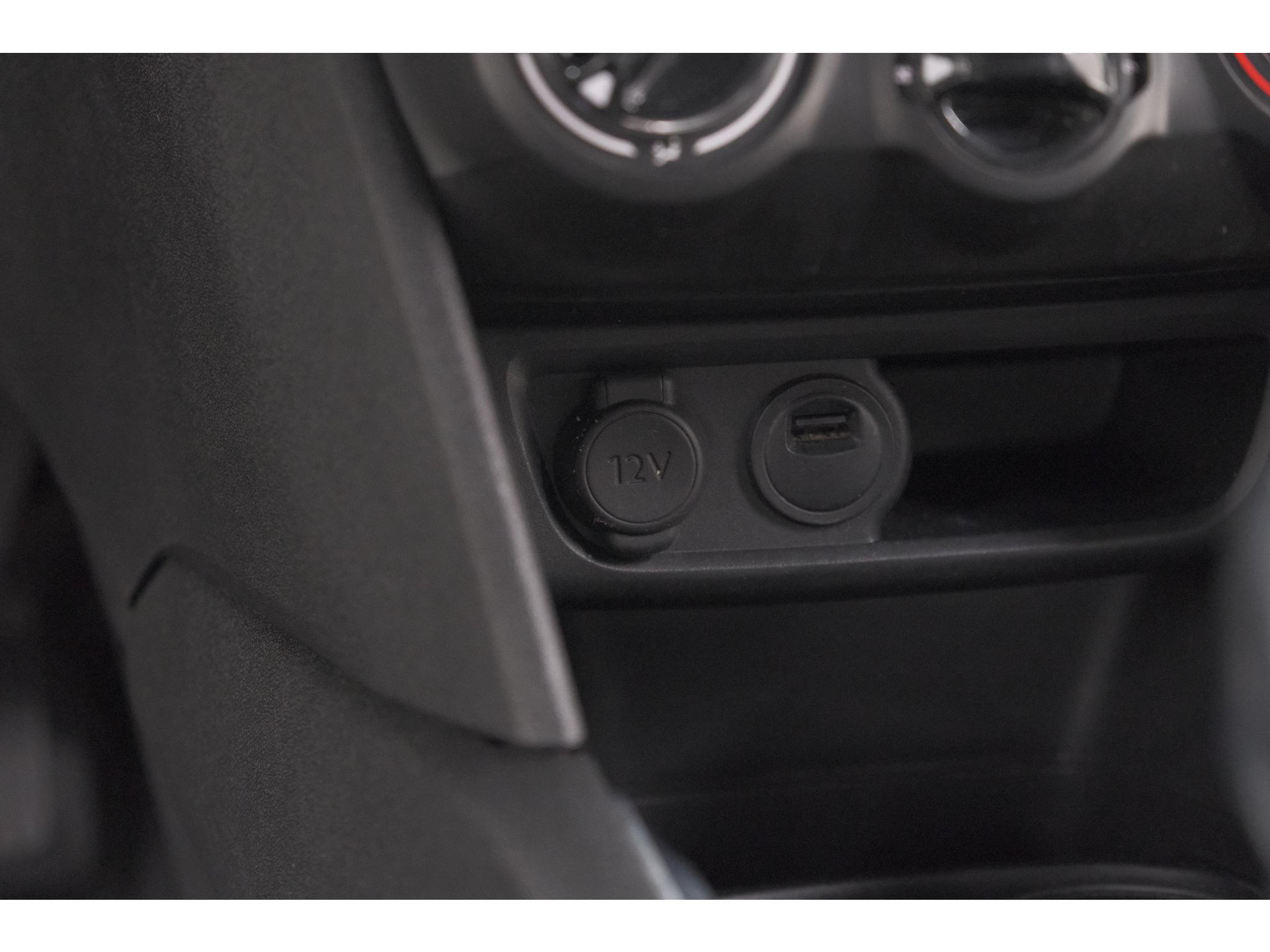 Peugeot 208 PureTech 82 Signature | Parkeersensoren | Apple Carplay | Navigatie