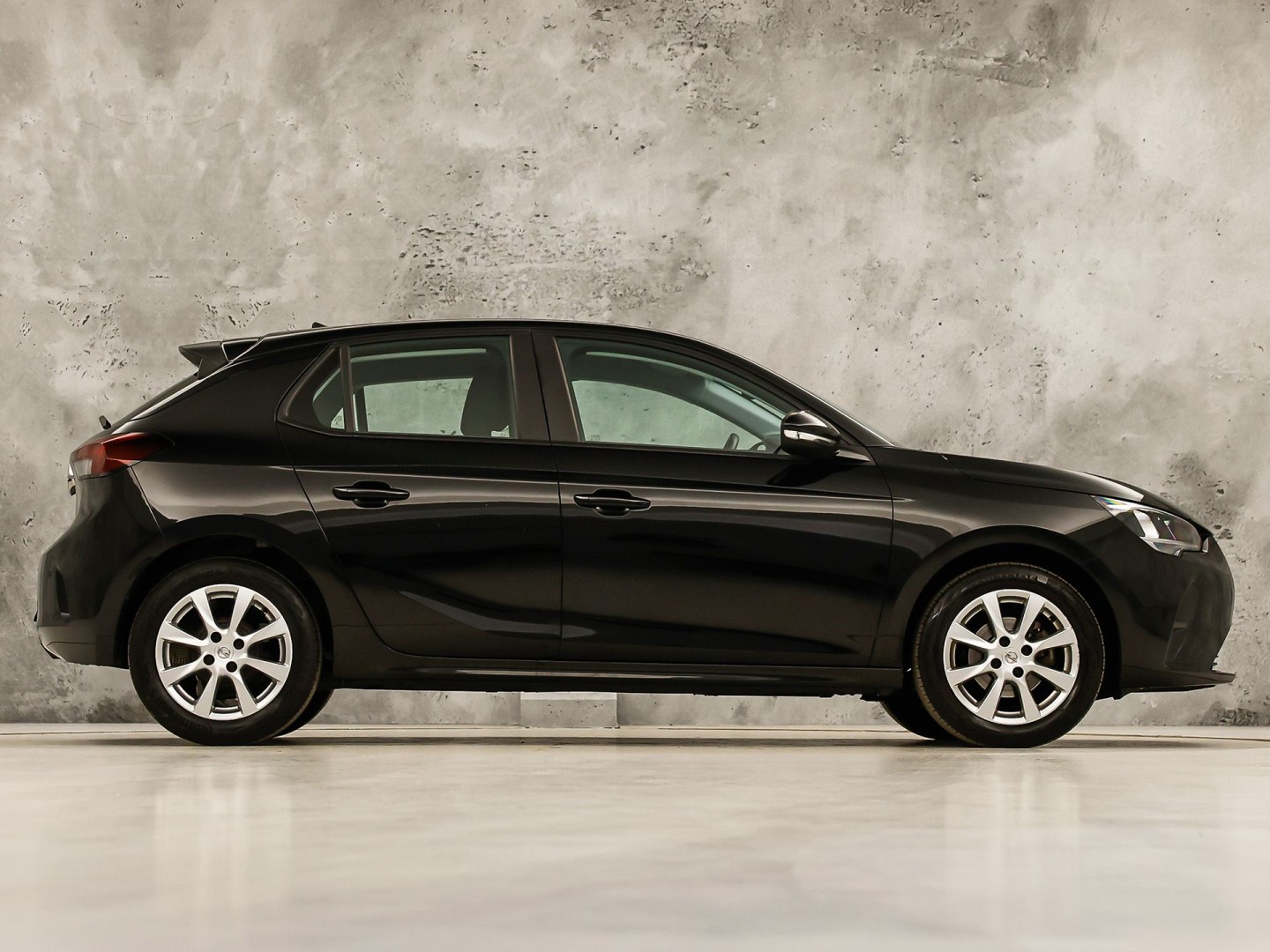 Opel Corsa 1.2 Sport (APPLE CARPLAY, GROOT NAVI, 360 CAMERA, CRUISE, PARKEERSENSOREN, LEDER STUURWIEL, SPORTSTOELEN, LM VELGEN, NIEUWSTAAT)
