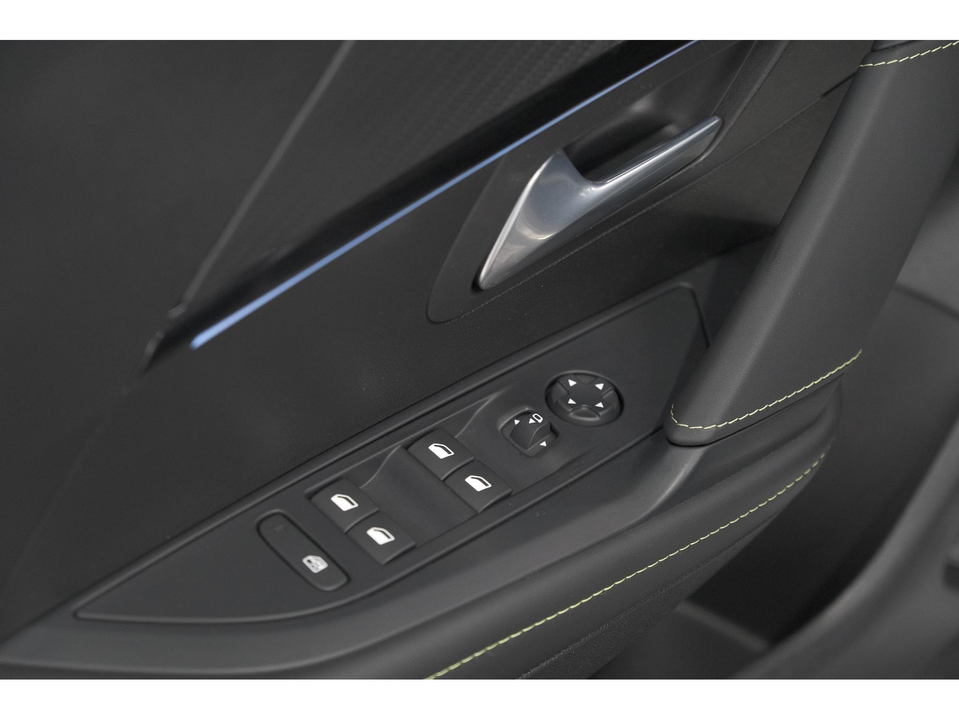 Peugeot 208 1.2 Hybrid 145 e-DCS6 GT | Alcantara Pakket | Camera | Apple Carplay | Stoelverwarming