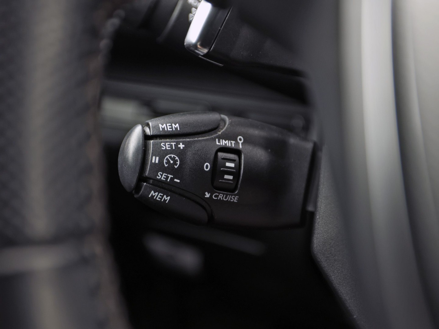Peugeot 3008 1.6 e-THP GT Line 165Pk Automaat (APPLE CARPLAY, PARELMOER, GROOT NAVI, GETINT GLAS, KEYLESS, SPORTSTOELEN, PARKEERSENSOREN, ZWART HEMEL, NIEUWSTAAT)