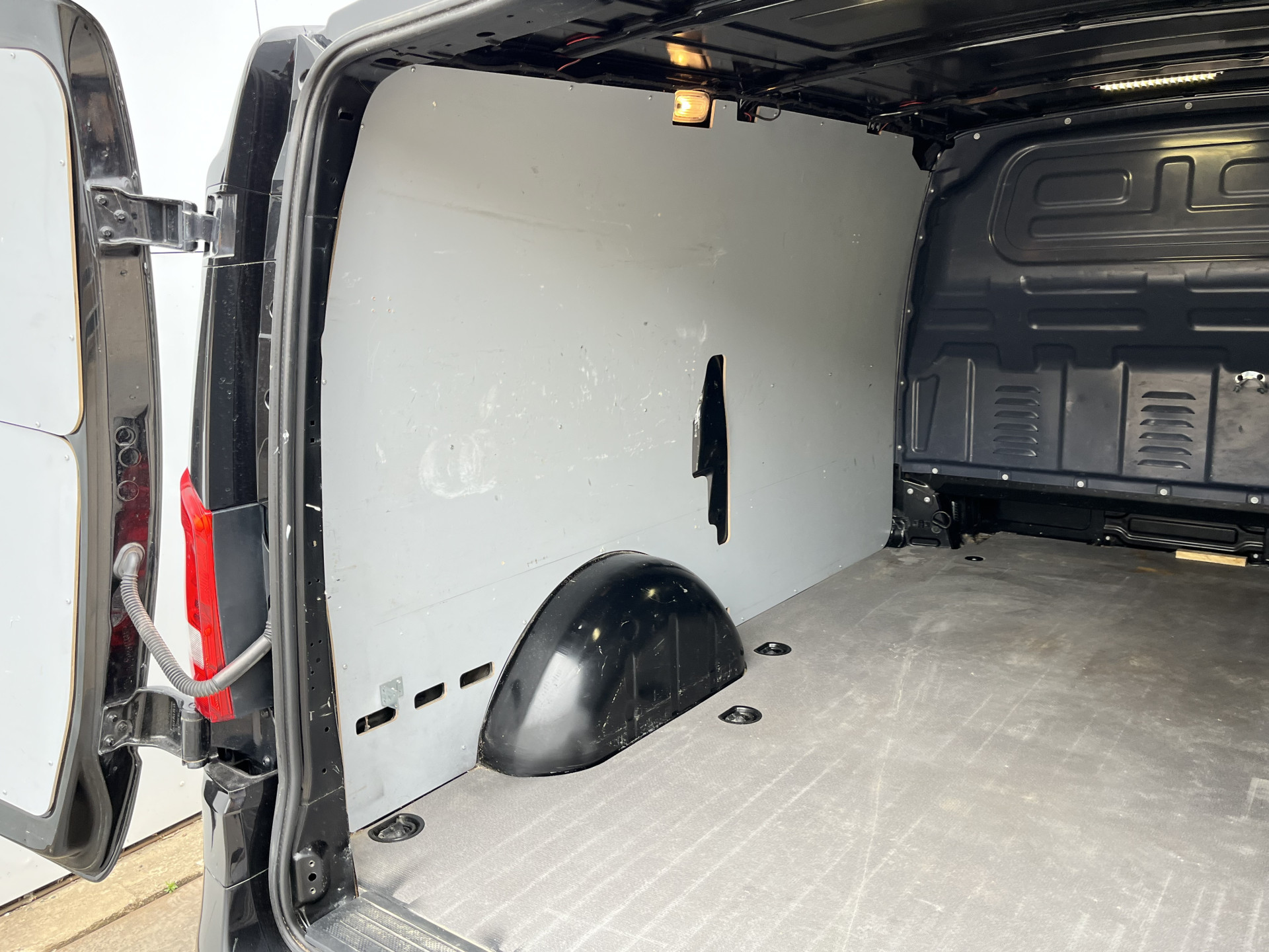 Mercedes-Benz Vito 119 1.9 CDI 190pk Automaat L2H1 9G-Tronic Climate Control Adaptieve Cruise Control Trekhaak Navigatie Camera Stoelverwarming