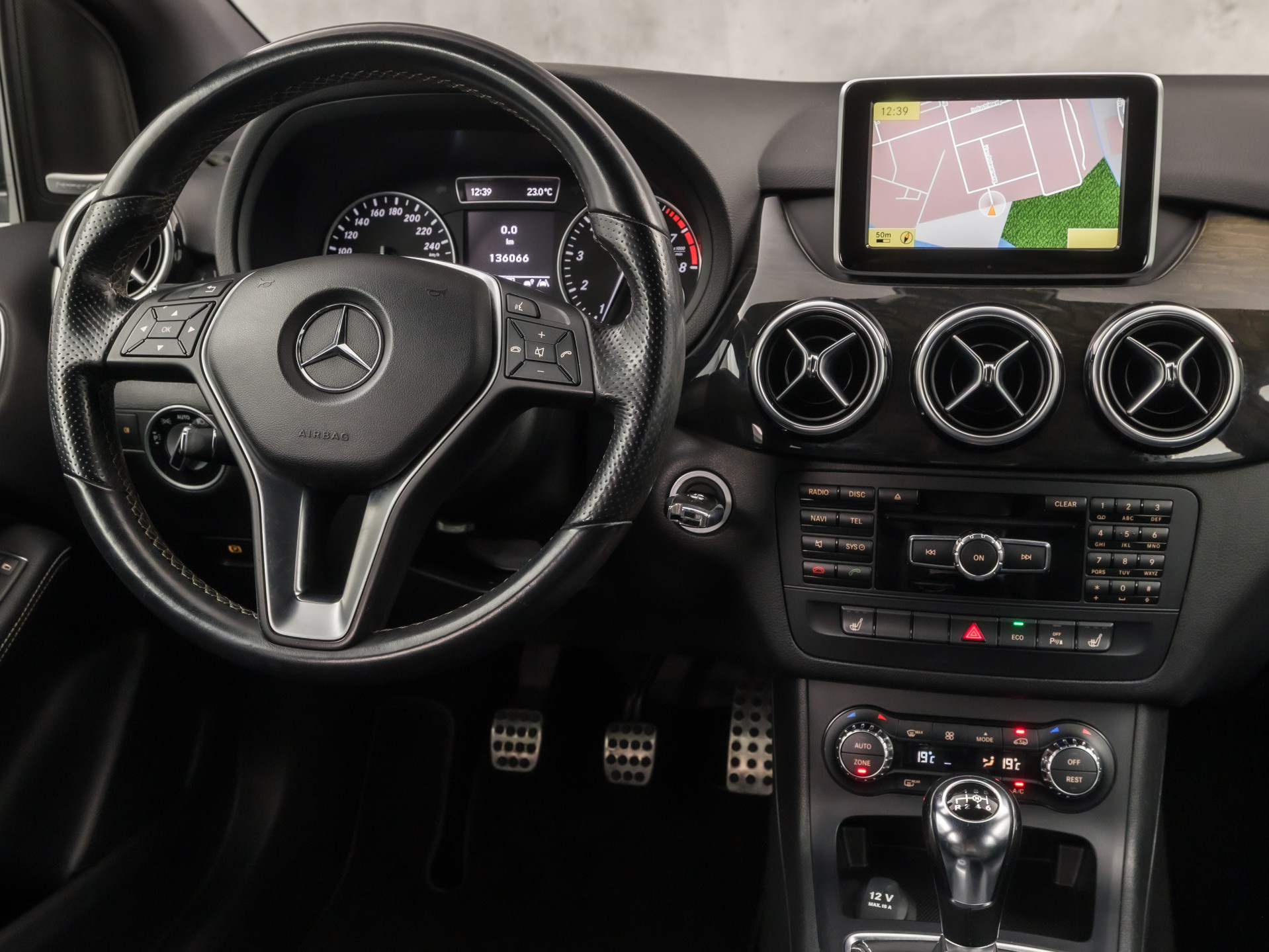 Mercedes-Benz B-Klasse 200 AMG Sport 157Pk (GROOT NAVI, CLIMATE, CAMERA, HARMAN/KARDON, STOELVERWARMING, LEDEREN SPORTSTOELEN, HARMAN/KARDON, XENON, ZWART HEMEL, NIEUWSTAAT)