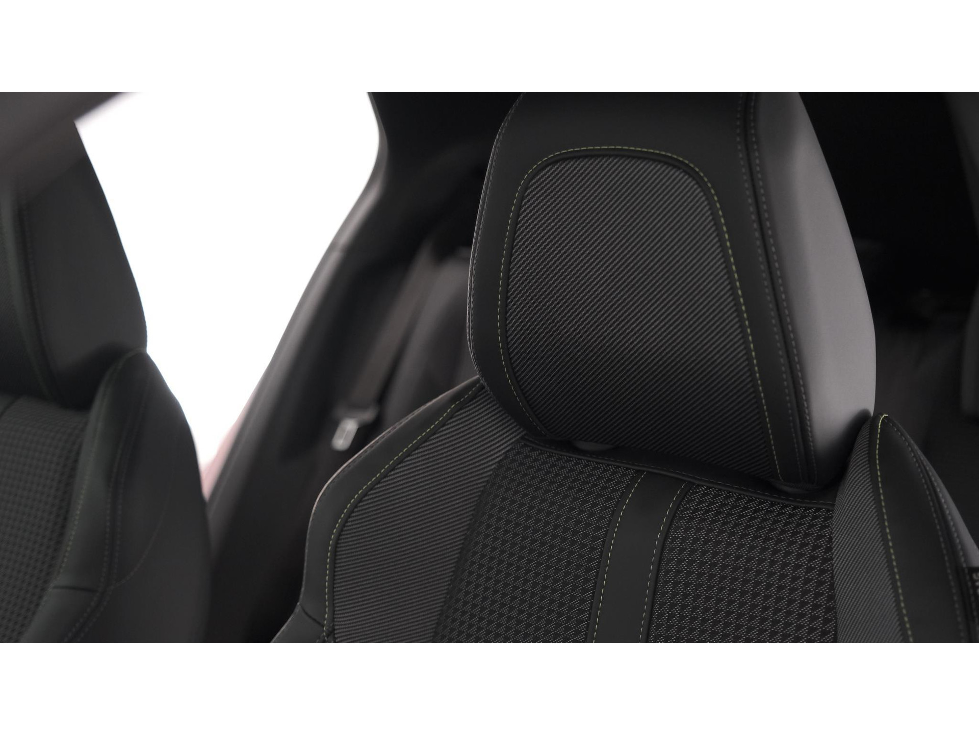 Peugeot 2008 PureTech 130 GT | Camera | Dodehoekdetectie | Navigatie | Parkeersensoren | Stoelverwarming