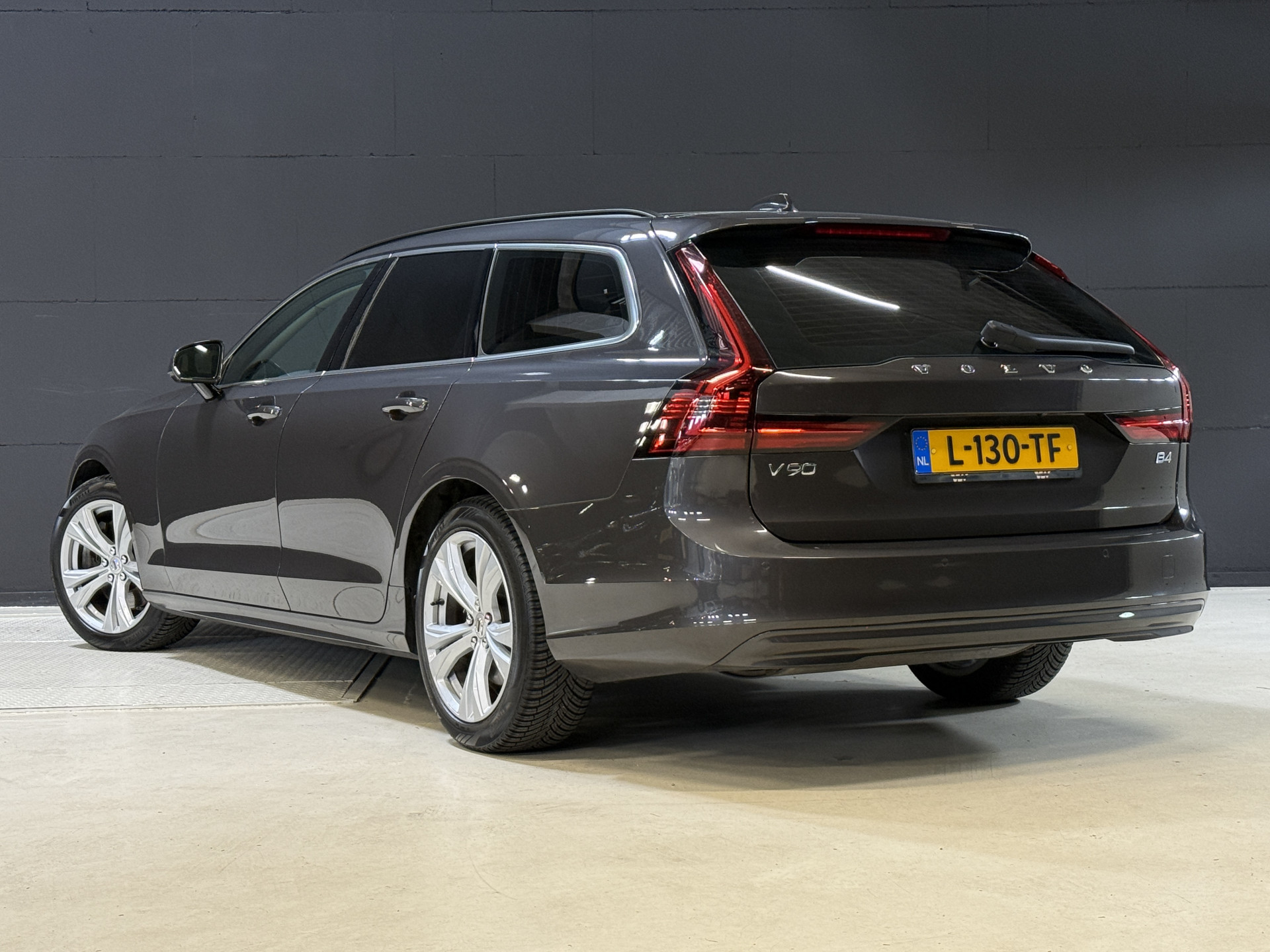 Volvo V90 2.0 B4 Momentum Business | Keyless | Trekhaak | Apple Carplay