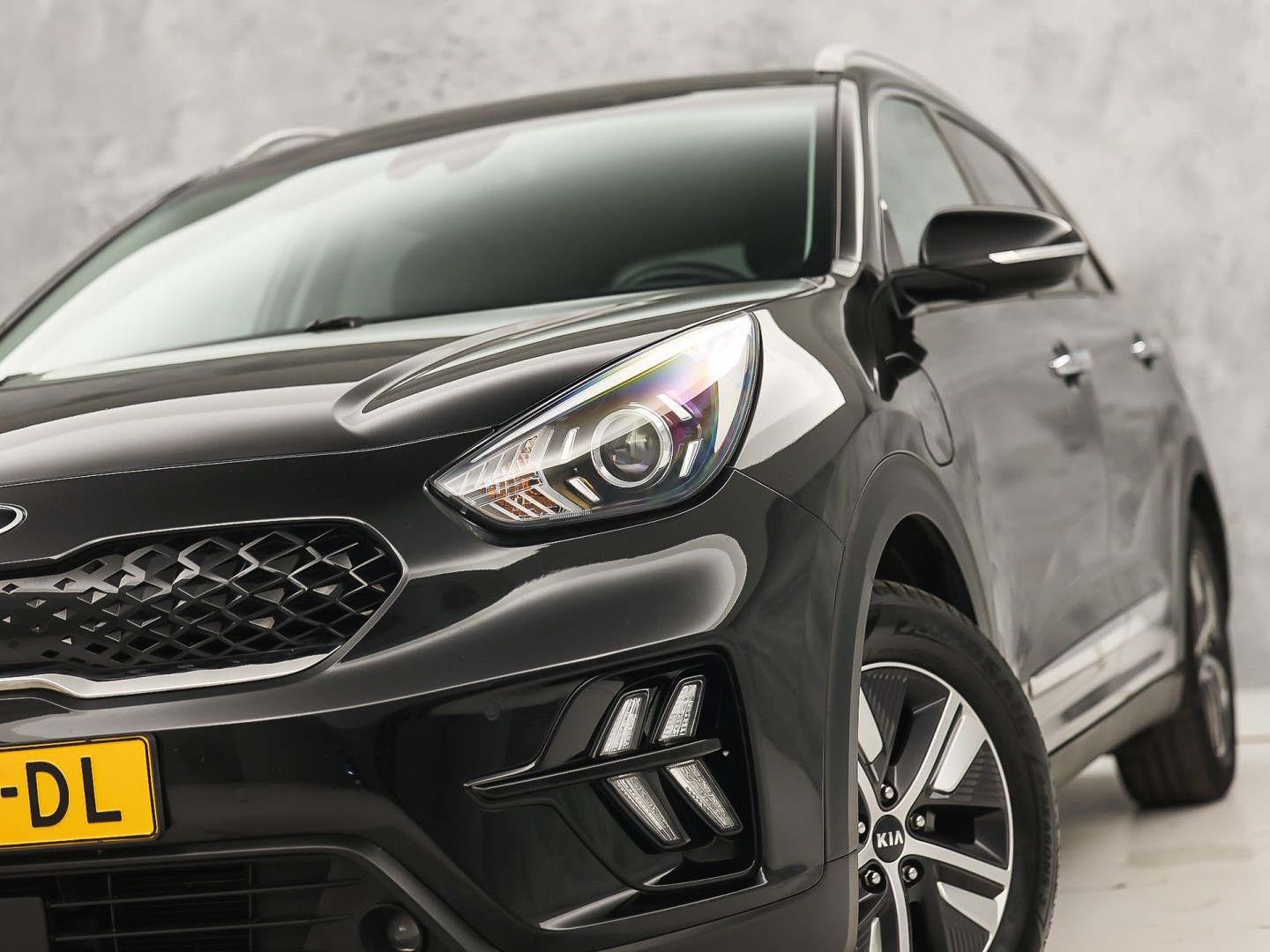 Kia Niro 1.6 GDi PHEV DynamicPlusLine Automaat (APPLE CARPLAY, GROOT NAVI, STUUR/STOELVERWARMING, CAMERA, TREKHAAK, SPORTSTOELEN, GETINT GLAS, ADAPTIVE CRUISE, NIEUWSTAAT)