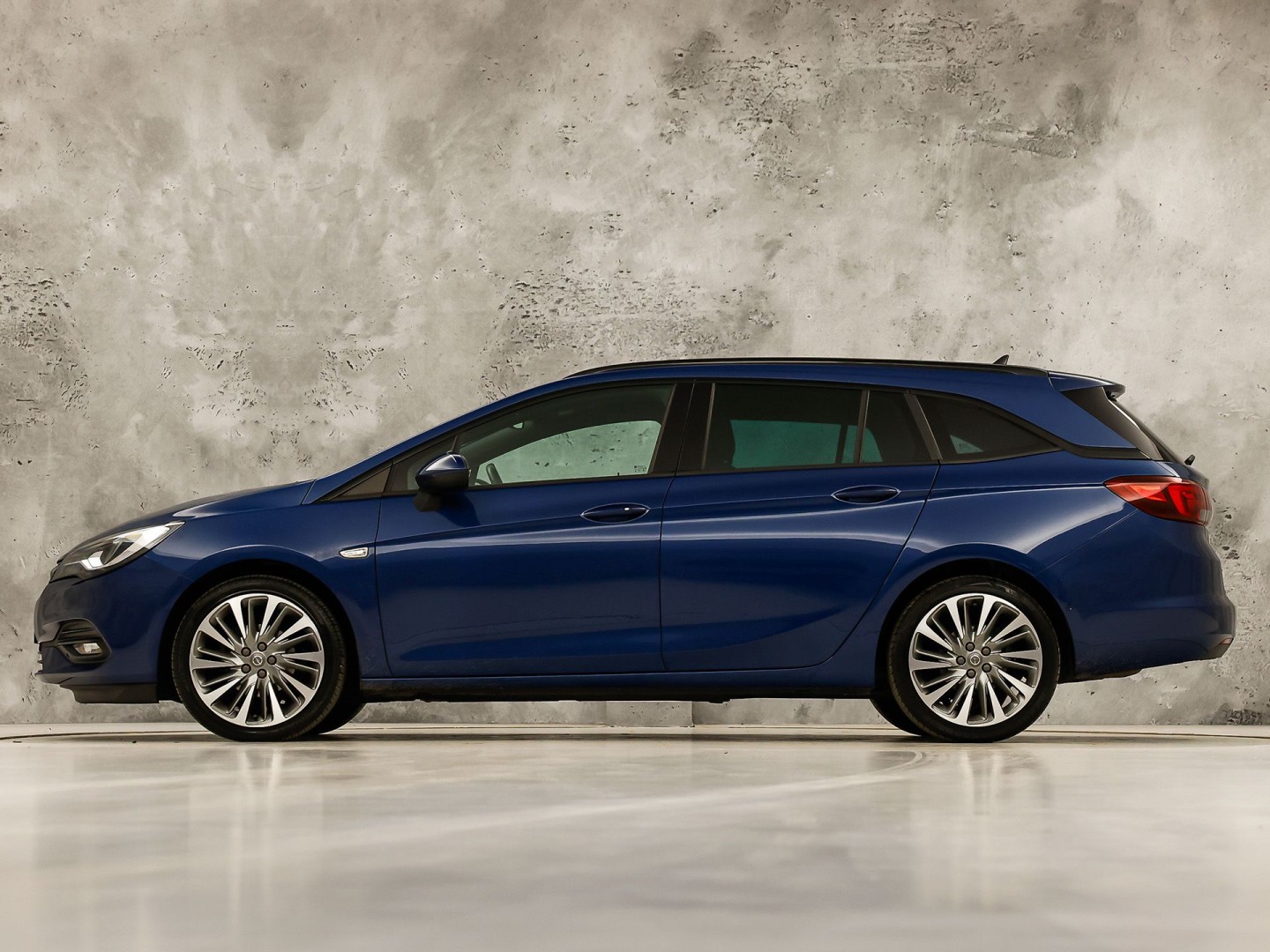 Opel Astra Sports Tourer 1.2 Launch Sport (VIRTUAL COCKPIT, APPLE CARPLAY, GROOT NAVI, CAMERA, STUUR/STOELVERWARMING, SPORTSTOELEN, GETINT GLAS, ADAPTIVE CRUISE, ZWART HEMEL, NIEUWSTAAT)