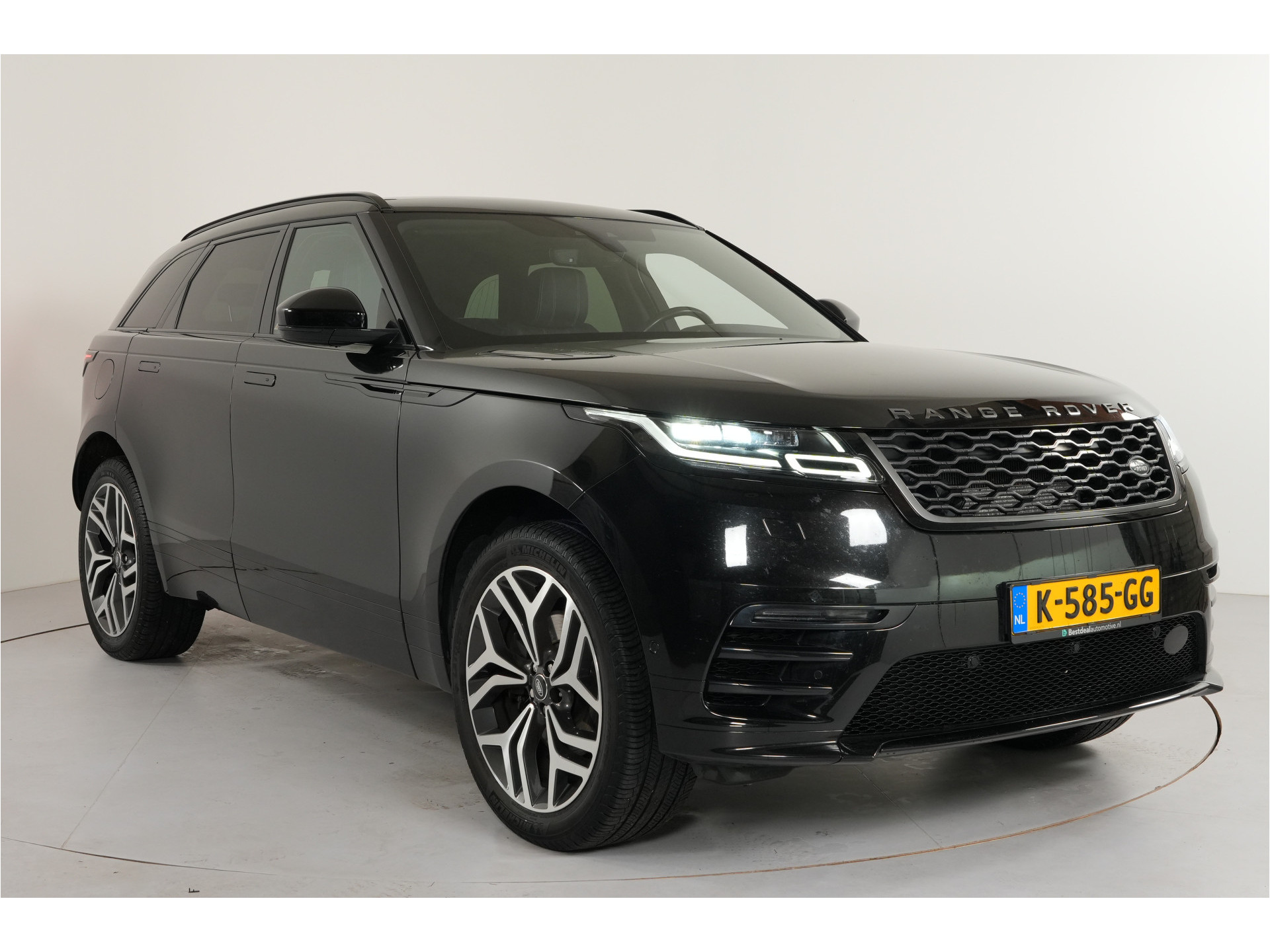 Land Rover Range Rover Velar 2.0 I4 Turbo 300 pk AWD R-Dynamic SE | Pano | Trekhaak | El. Stl. verst. | Massage | Leder | Inparkeer |e | Stl. verw. |