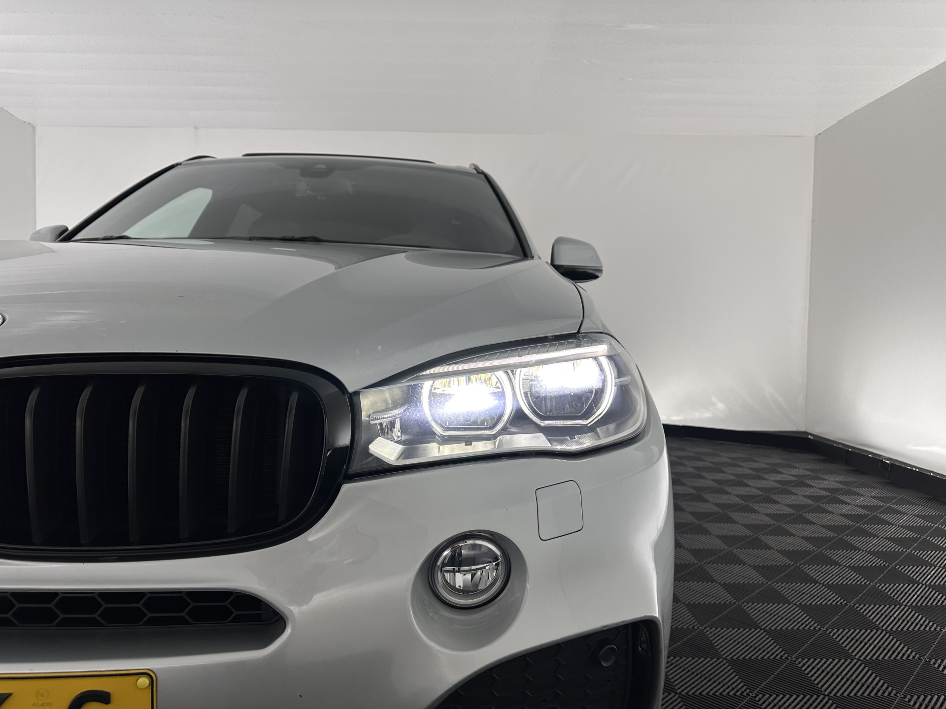 BMW X5 xDrive30d M-Sport High Executive (INCL-BTW) Aut. *PANO | FULL-LED | SOFTCLOSE | LEATHER | TOPVIEW | BLINDSPOT | HARMAN/KARDON | MEMORY-PACK | AMBIENTLIGHT | KEYLESS | DAB+ | HEATED-COMFORTSEATS | TOWBAR | 20"ALU*