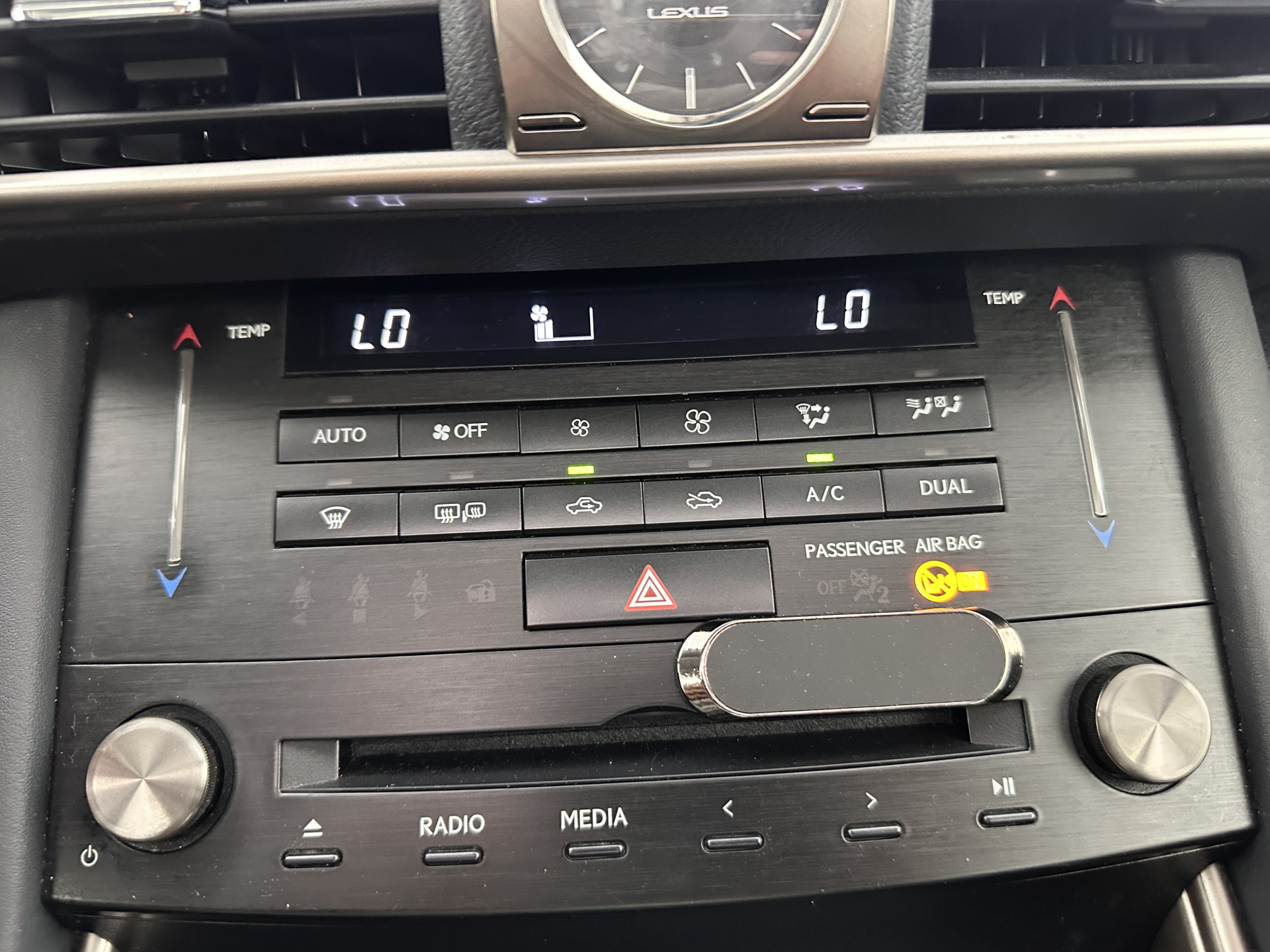 Lexus IS 300h Hybrid Business Line Aut. *PANO | LEATHER-MICROFIBRE | FULL-LED | NAVI-FULLMAP | HEATED-COMFORTSEATS | CAMERA | ECC | SHIFT-PADDLES | PDC | CRUISE | 17''ALU*