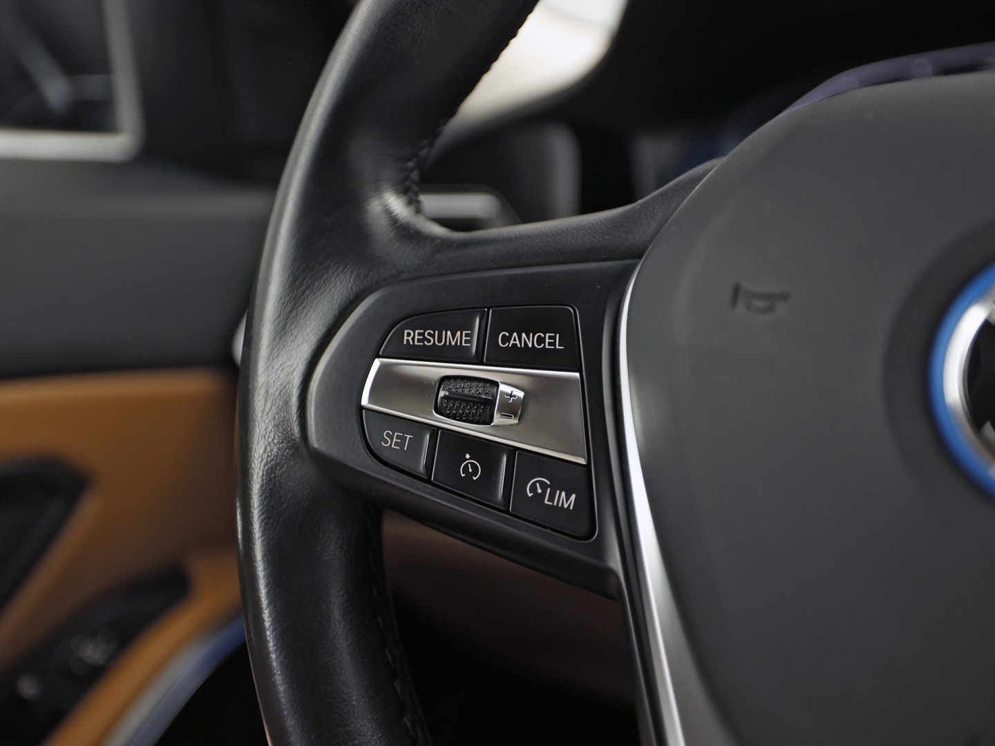 BMW 3-serie Touring 330e Sport 292Pk Automaat (APPLE CARPLAY, SOH 90,2%, GROOT NAVI, COGNAC LEDER, CAMERA, STOELVERWARMING, SFEERVERLICHTING, ELEK ACHTERKLEP, GETINT GLAS, NIEUWSTAAT)