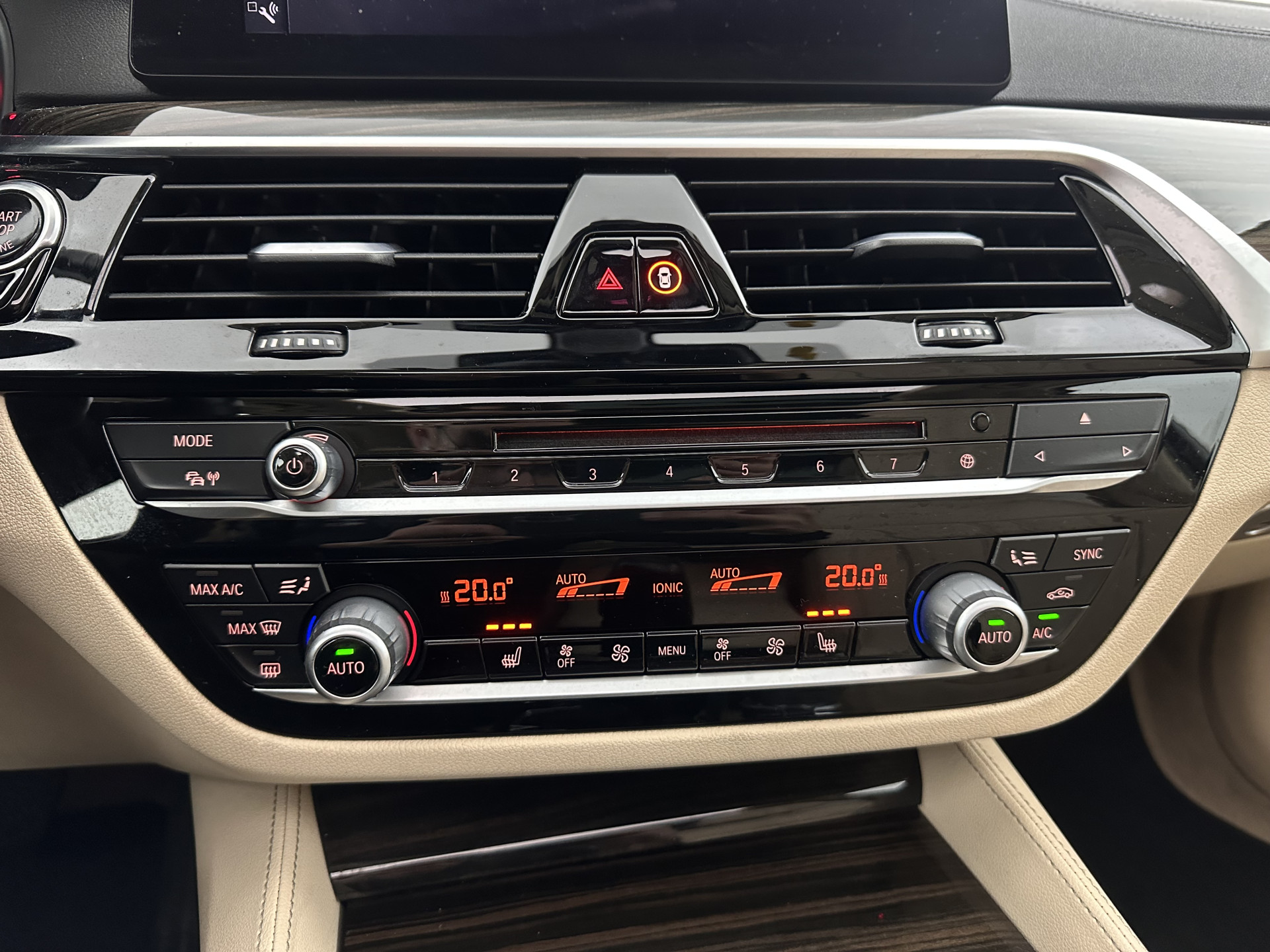 BMW 5-serie Touring 530d High Executive Luxury-Line Aut. *PANO | BOWERS-WILKINS | LEATHER | FULL-LED | ADAPTIVE-CRUISE | BLINDSPOT | MEMORY-PACK | TOPVIEW | HEAD-UP | HEATED-COMFORTSEATS | DIGI-COCKPIT | NAVI-FULLMAP | TOWBAR | 19''ALU*