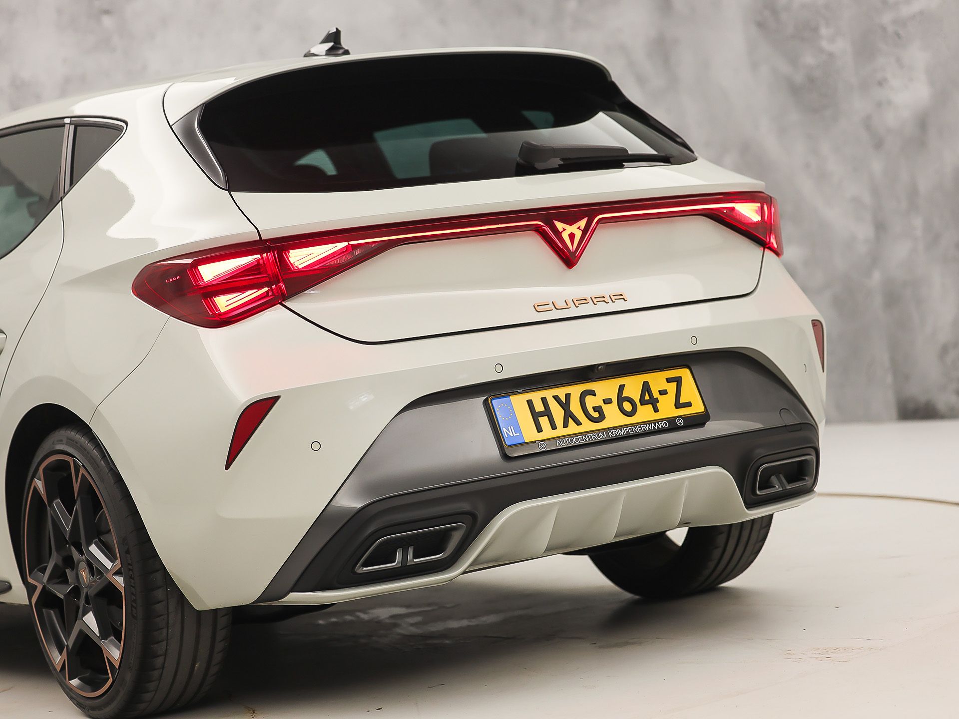 CUPRA Leon 1.5 TSI Sport 150Pk Automaat (APPLE CARPLAY, GROOT NAVI, KUIPSTOELEN, SENNHEISER AUDIO, CAMERA, STUUR/STOELVERWARMING, GETINT GLAS, NIEUWSTAAT)