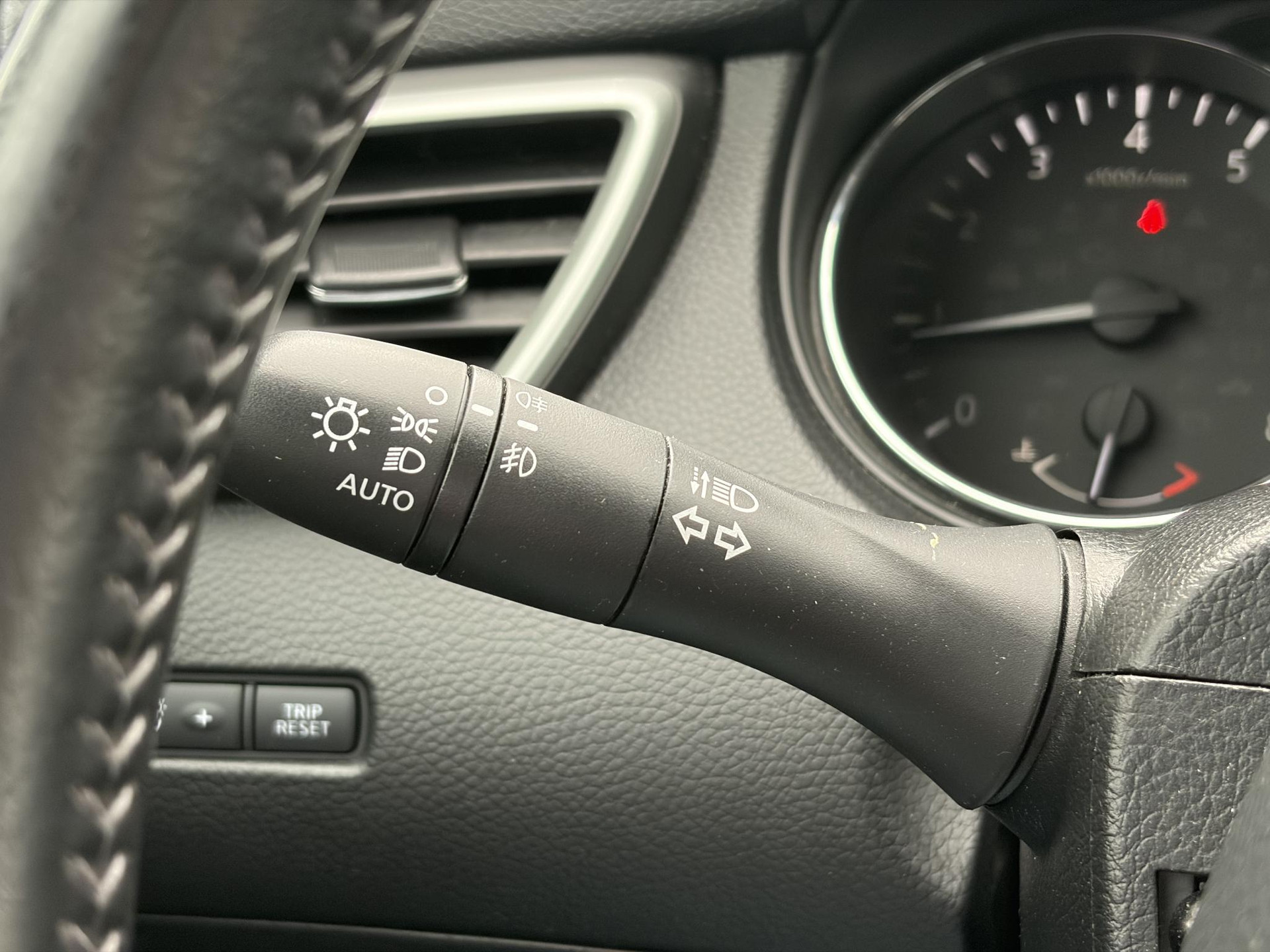 Nissan Qashqai 1.2 N-Connecta 360° Camera,Trekhaak,Navi,Pdc V+A,Keyless,6 Bak,Clima,Cruise,2e Eigenaar,115pk,Lm velgen,Apk tot 09-2027