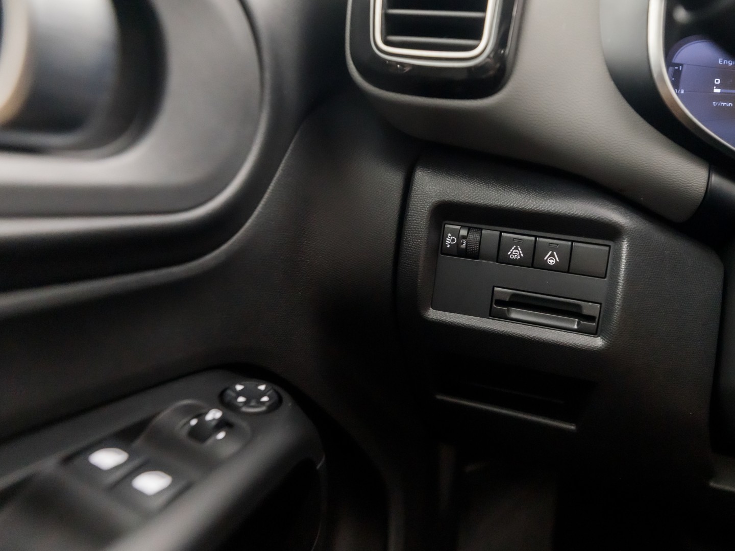 Citroën C5 Aircross 1.6 PureTech Sport 181Pk Automaat (APPLE CARPLAY, GROOT NAVI, 360 CAMERA, LM VELGEN, TREKHAAK, SPORTSTOELEN, KEYLESS, ADAPTIVE CRUISE, NIEUWSTAAT)